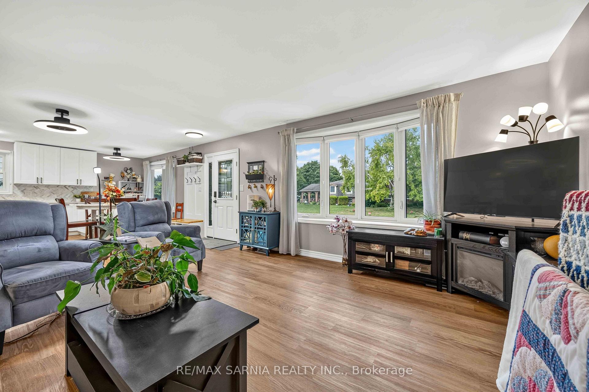Photo 4 of 70 Turner Drive, Sarnia — HOMEH