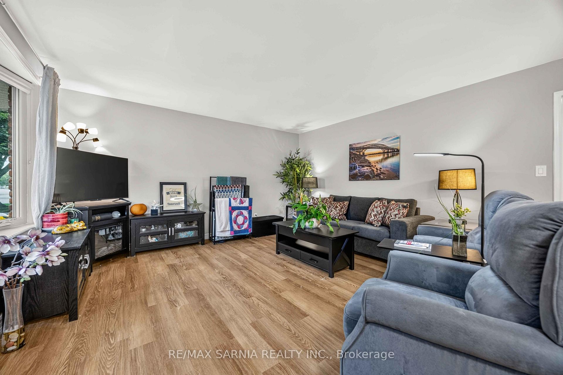 Photo 7 of 70 Turner Drive, Sarnia — HOMEH