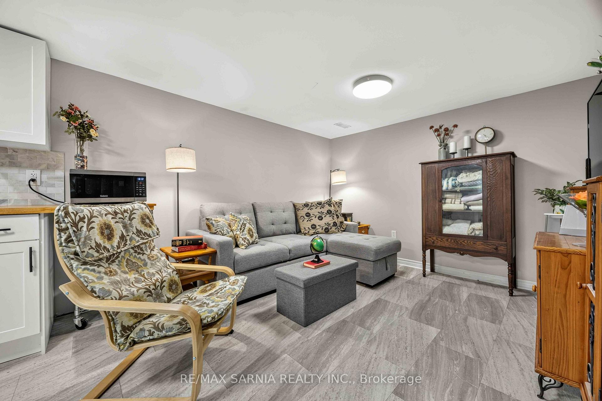 Photo 24 of 70 Turner Drive, Sarnia — HOMEH