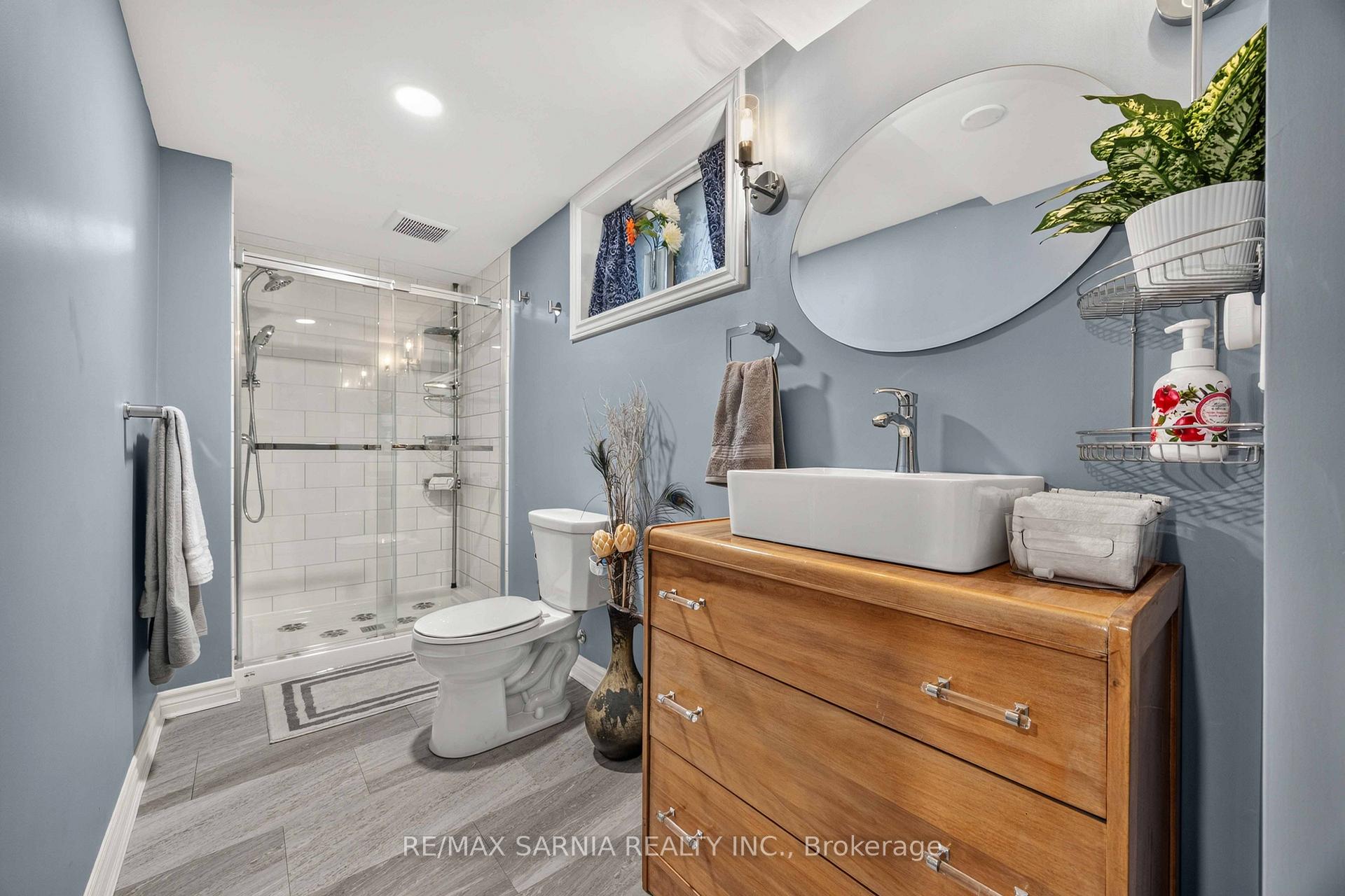 Photo 33 of 70 Turner Drive, Sarnia — HOMEH