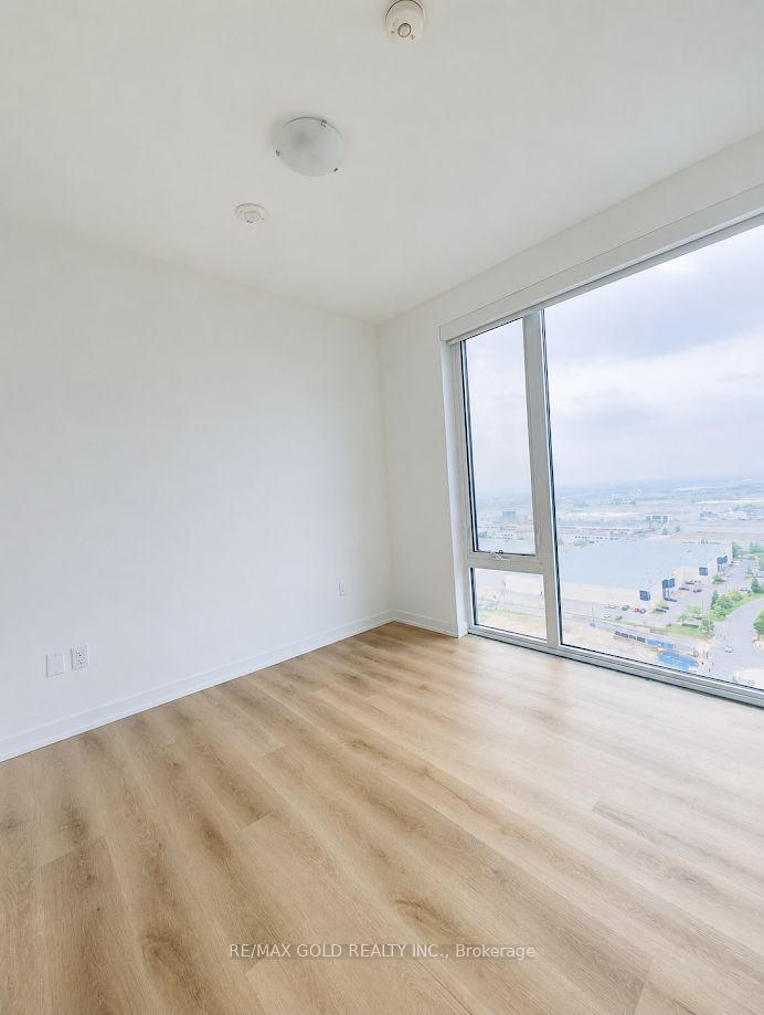 Photo 2 of 474 Caldari Road, Vaughan, Concord — HOMEH