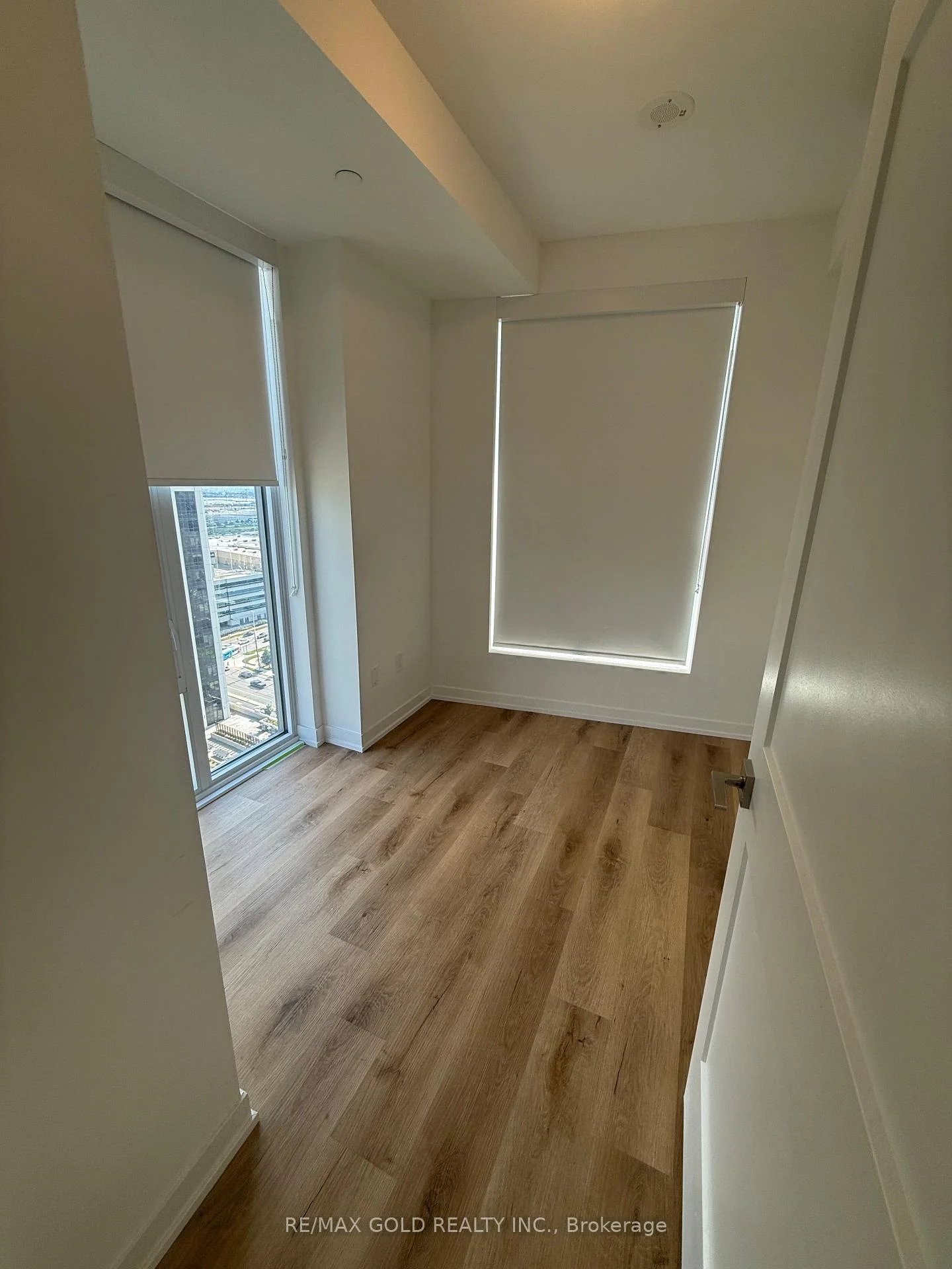 Photo 3 of 474 Caldari Road, Vaughan, Concord — HOMEH