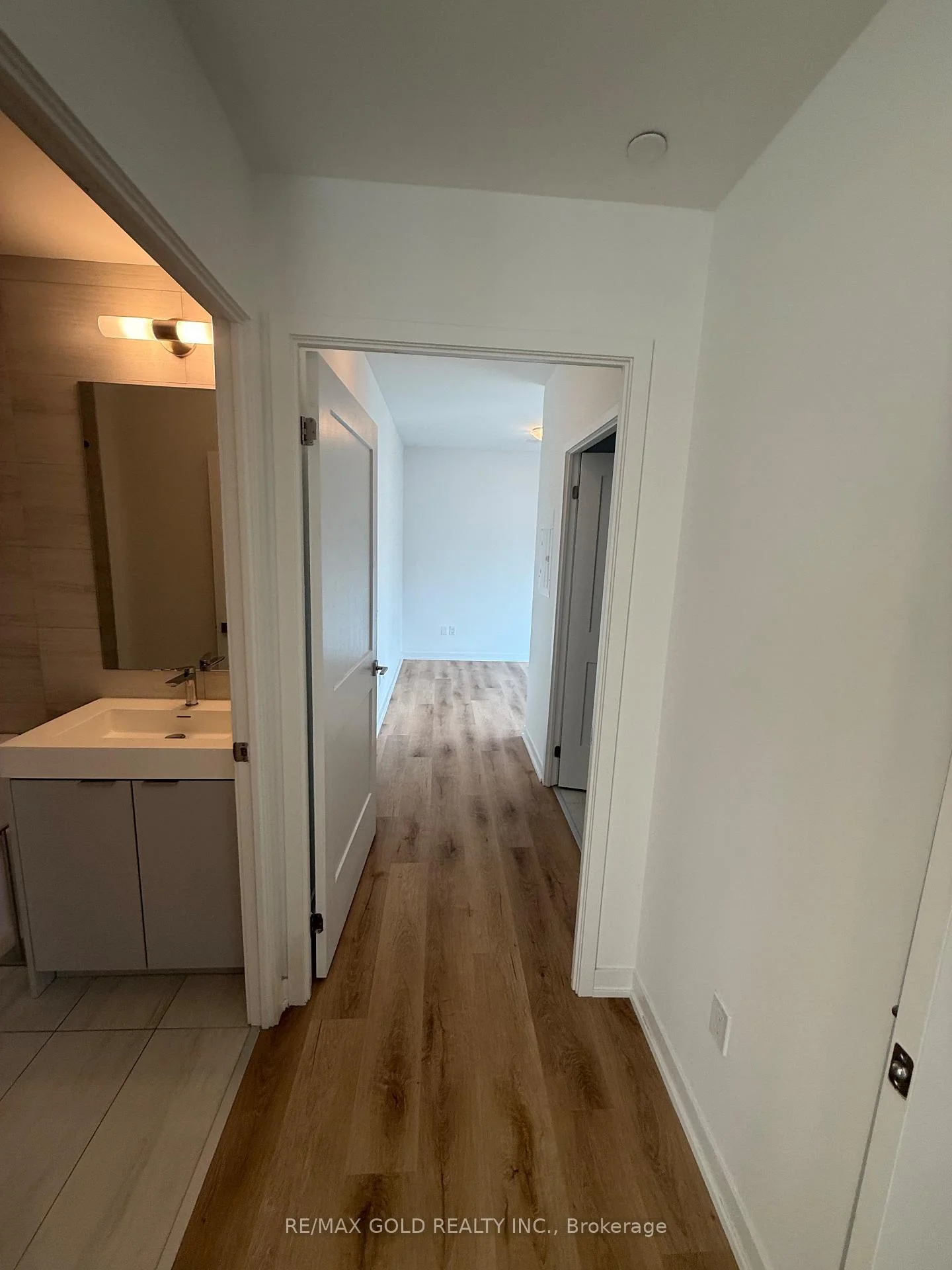 Photo 4 of 474 Caldari Road, Vaughan, Concord — HOMEH