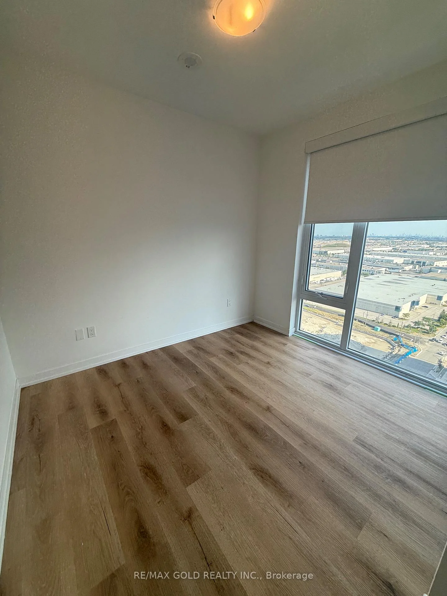 Photo 6 of 474 Caldari Road, Vaughan, Concord — HOMEH