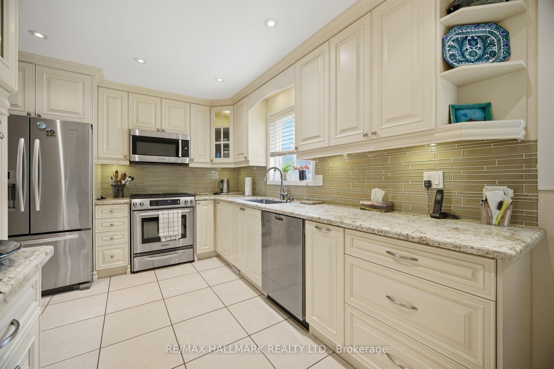 Photo 10 of 17 Wellesbourne Crescent, North York, Hillcrest Village — HOMEH