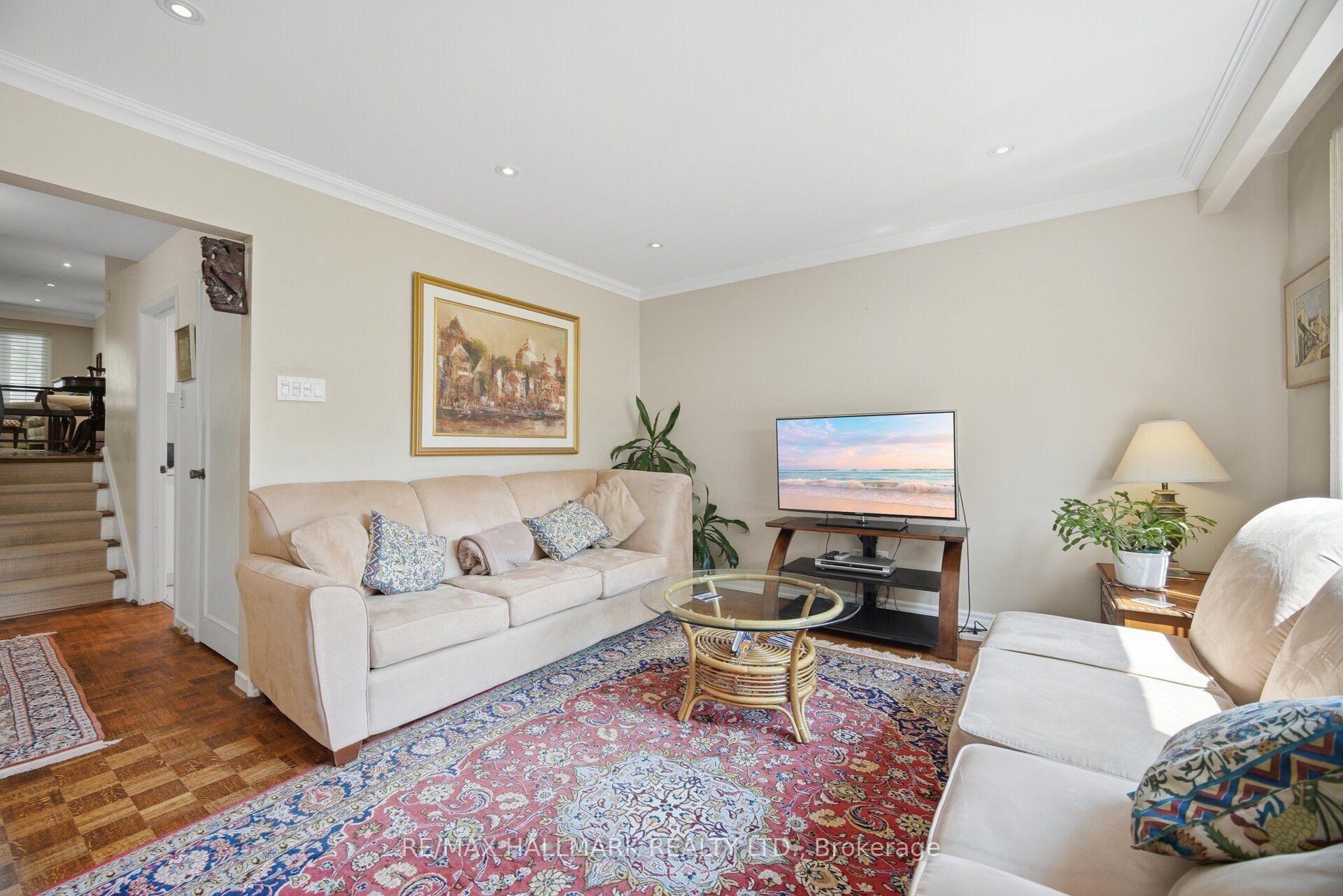Photo 14 of 17 Wellesbourne Crescent, North York, Hillcrest Village — HOMEH