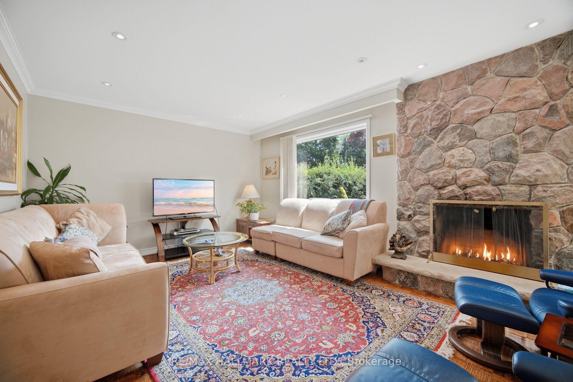 Photo 15 of 17 Wellesbourne Crescent, North York, Hillcrest Village — HOMEH