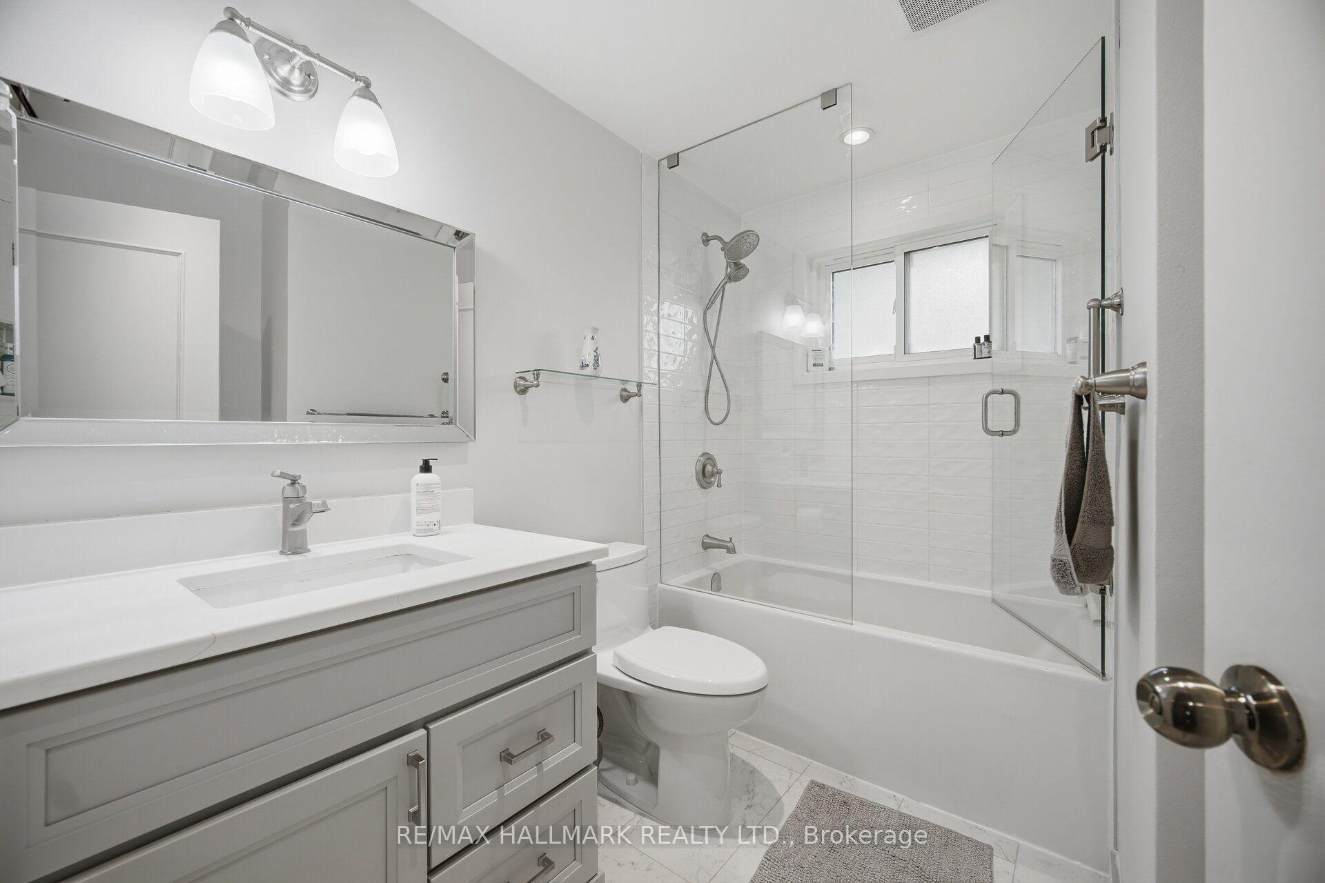 Photo 24 of 17 Wellesbourne Crescent, North York, Hillcrest Village — HOMEH