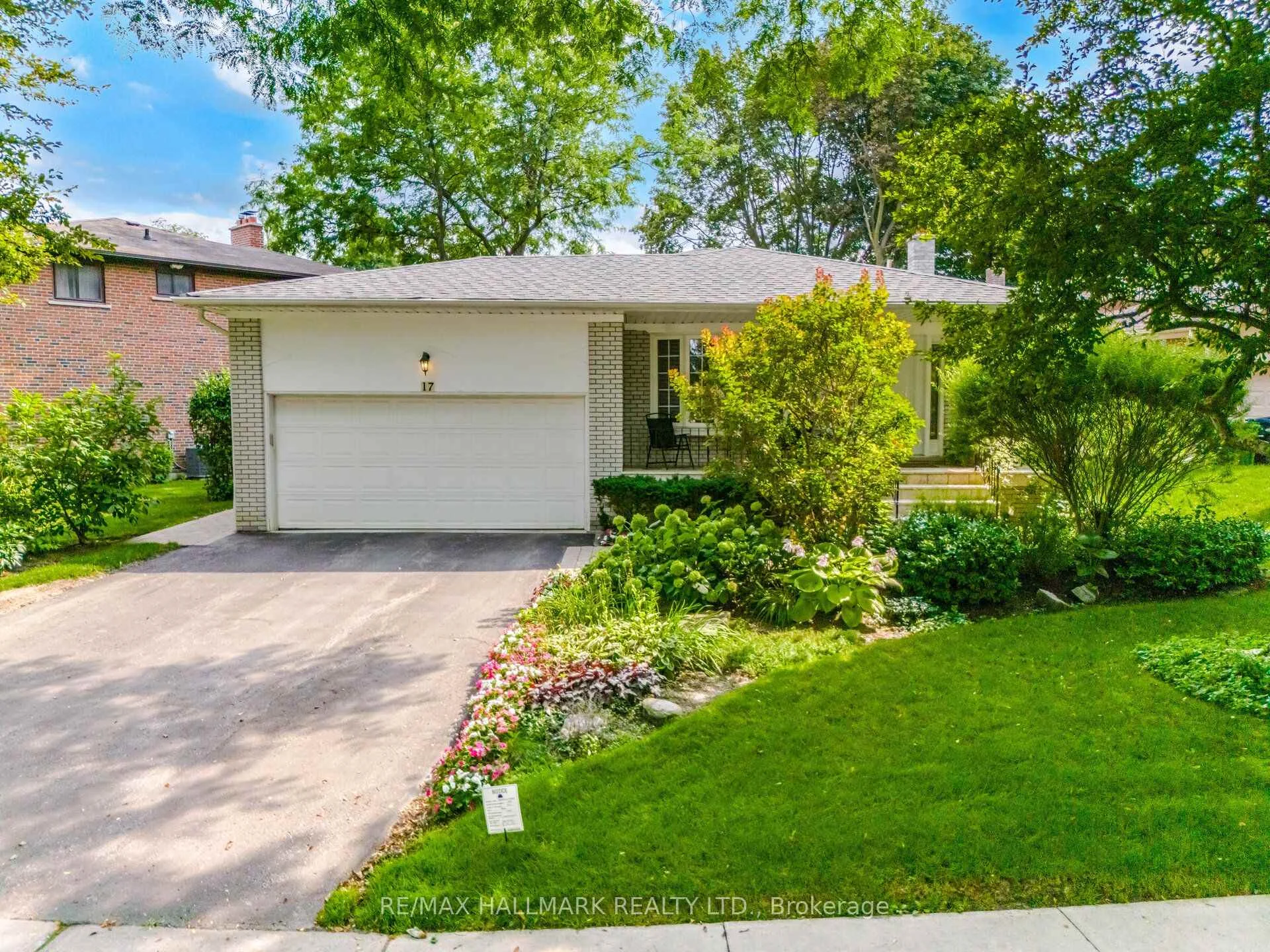 Photo 3 of 17 Wellesbourne Crescent, North York, Hillcrest Village — HOMEH