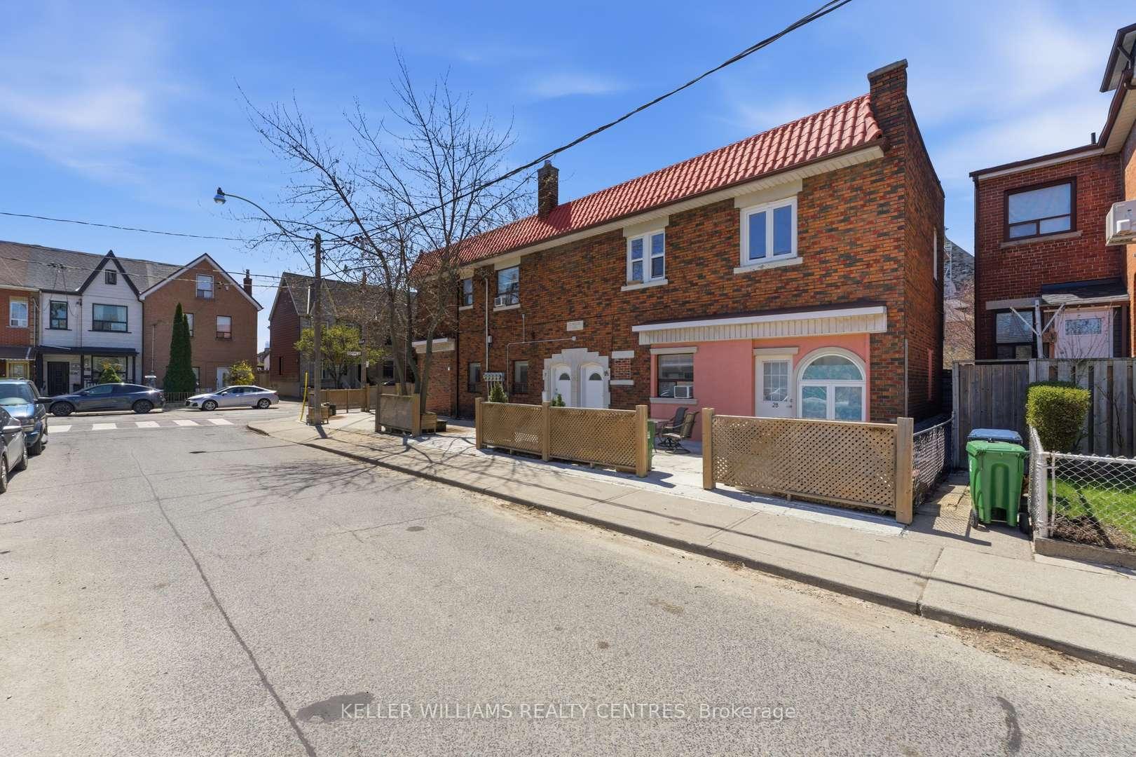 Photo 3 of 42 Mansfield Avenue, Toronto, Trinity-Bellwoods — HOMEH