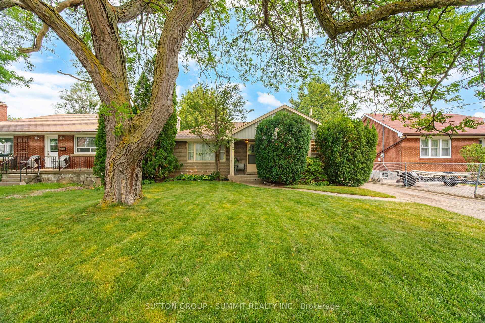 Photo 3 of 25 Arch Road, Mississauga, Streetsville — HOMEH