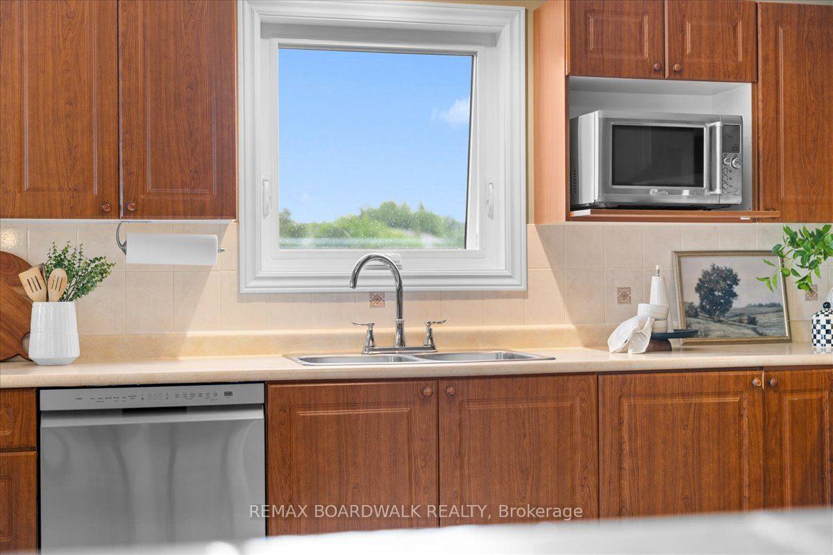 Photo 13 of 161 Castle Glen Crescent, Ottawa, Kanata - Glencairn/Hazeldean — HOMEH