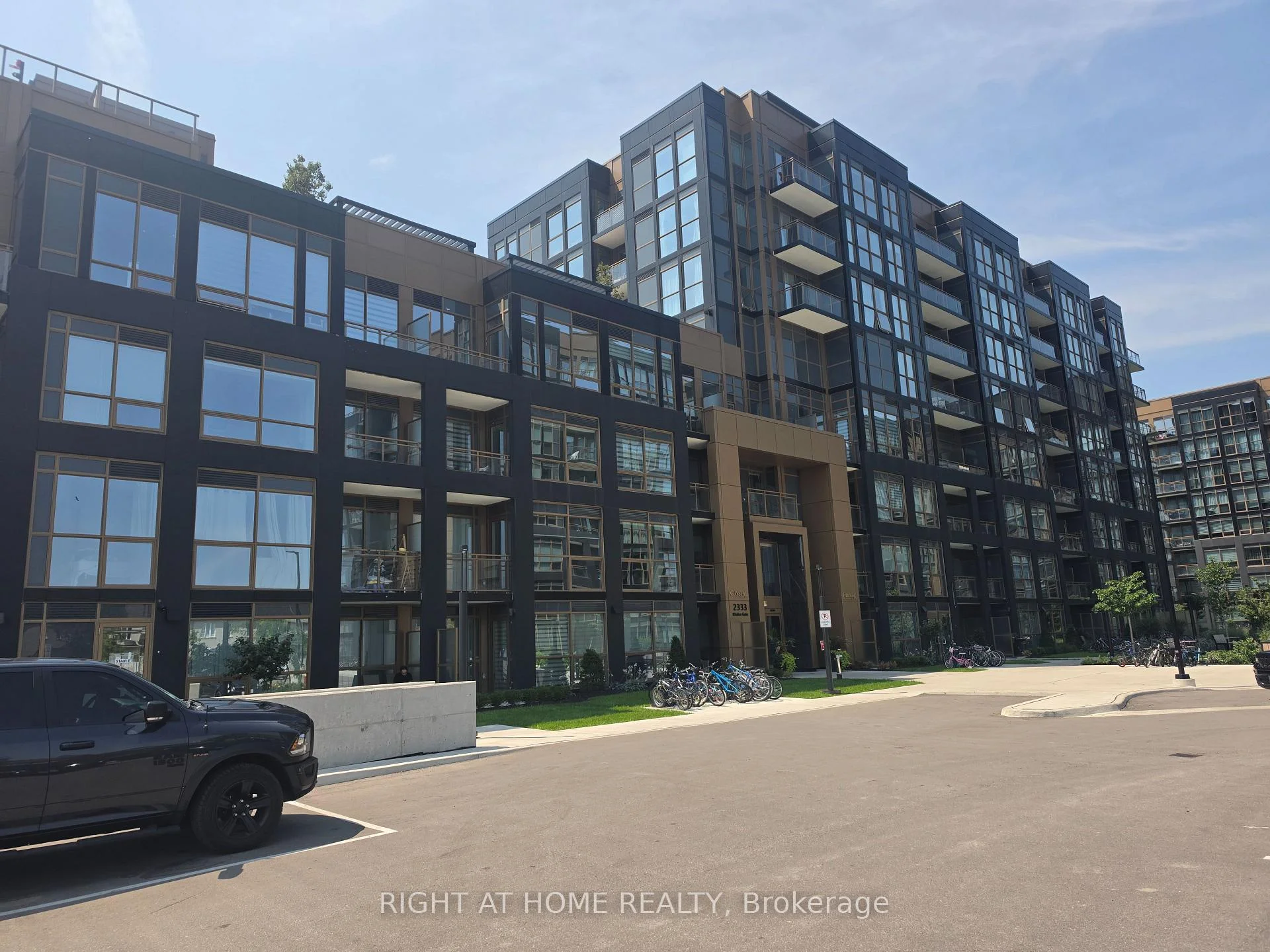 Photo 5 of Unit 702, 2333 Khalsa Gate, Oakville, Westmount — HOMEH