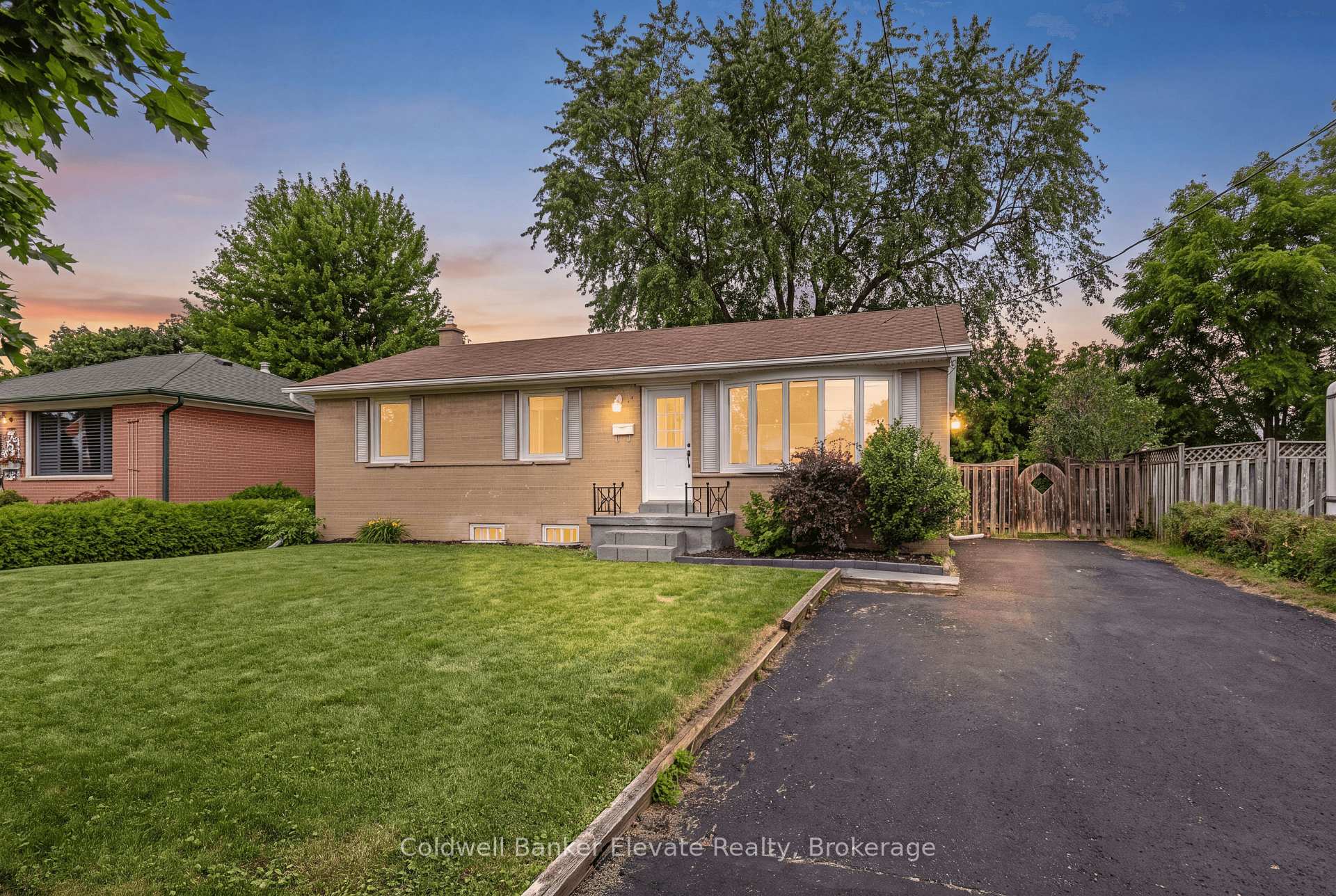 Photo 1 of 39 McGilvray Crescent, Halton Hills, Georgetown — HOMEH
