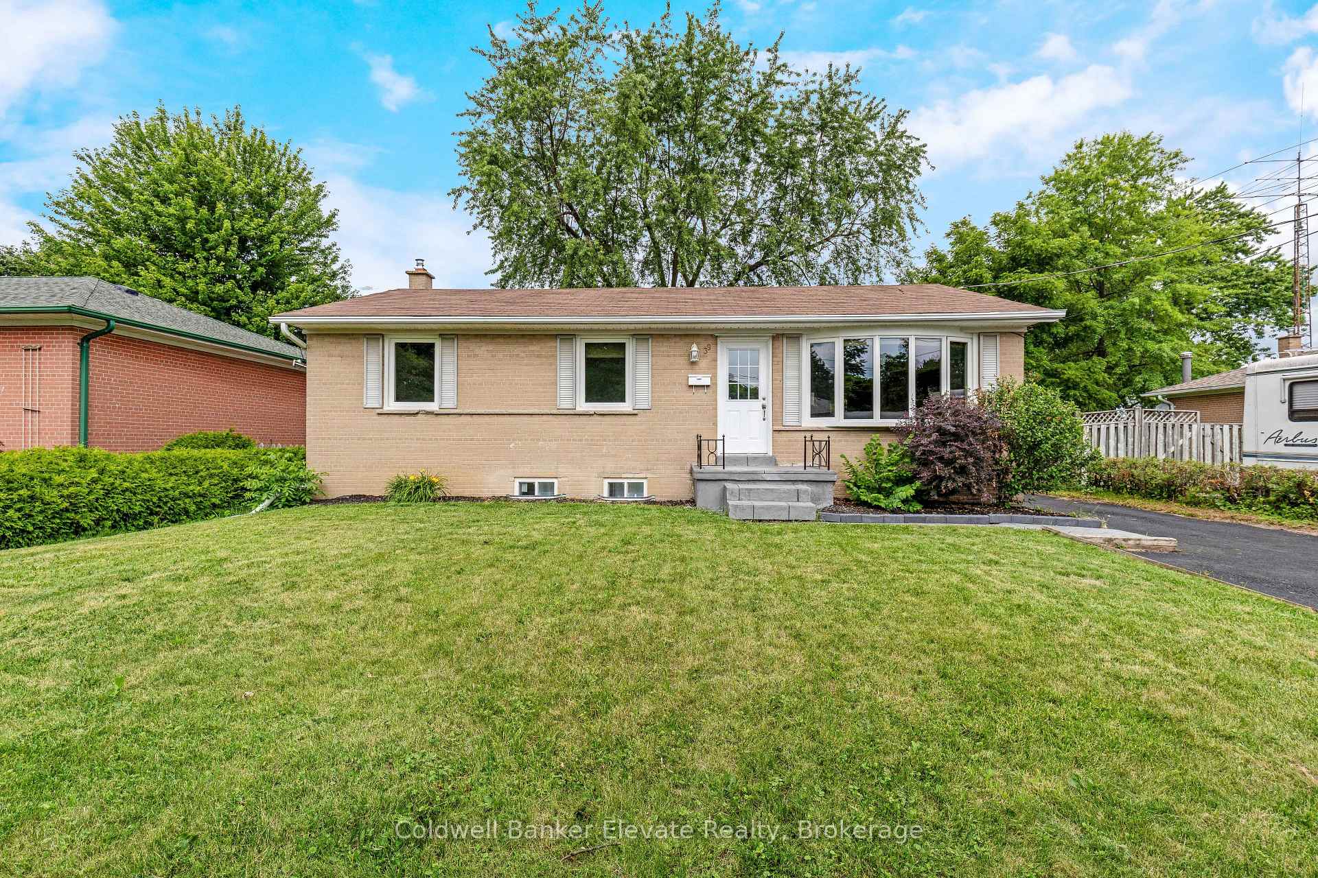 Photo 2 of 39 McGilvray Crescent, Halton Hills, Georgetown — HOMEH