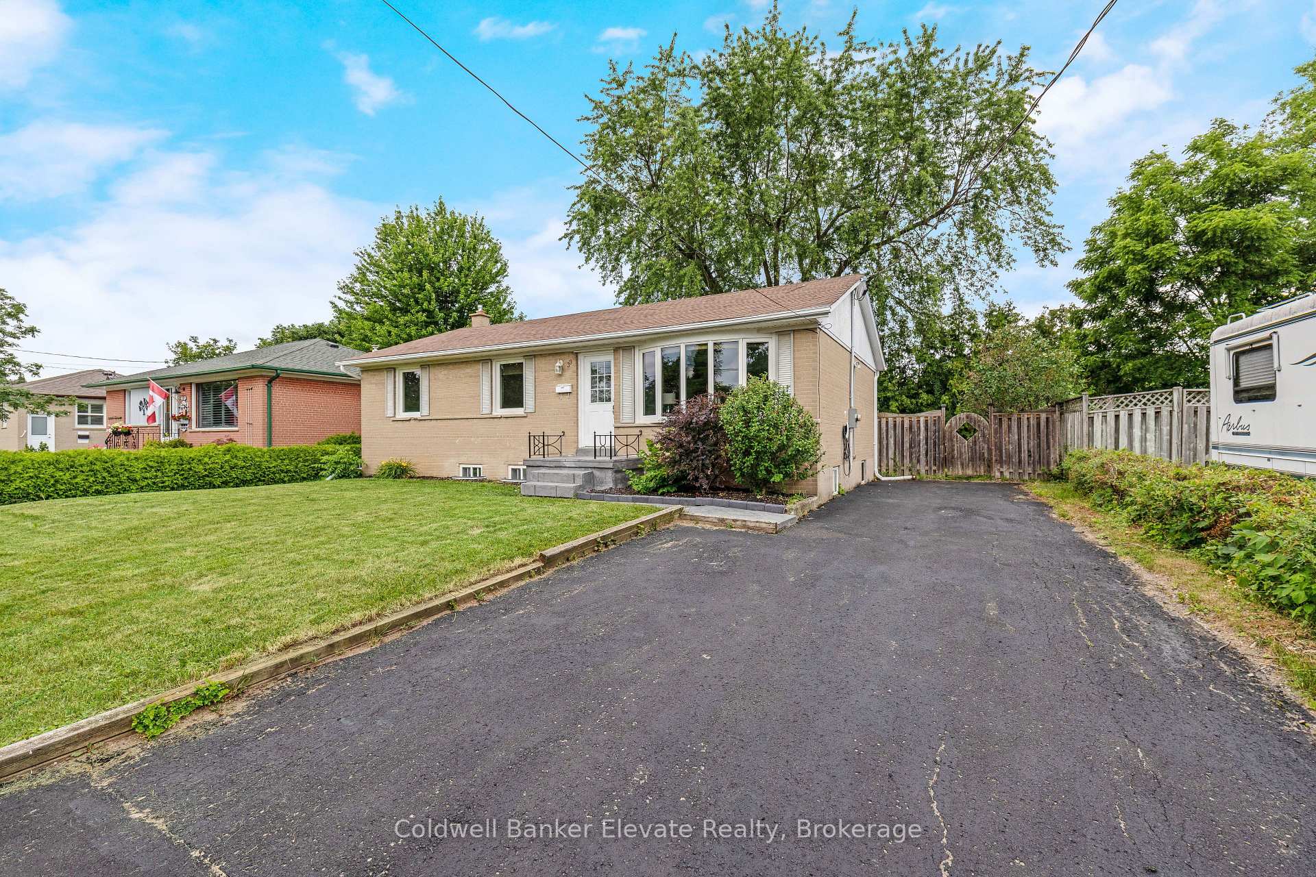 Photo 3 of 39 McGilvray Crescent, Halton Hills, Georgetown — HOMEH