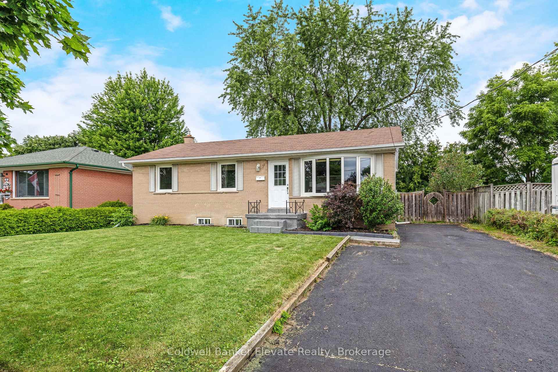 Photo 4 of 39 McGilvray Crescent, Halton Hills, Georgetown — HOMEH