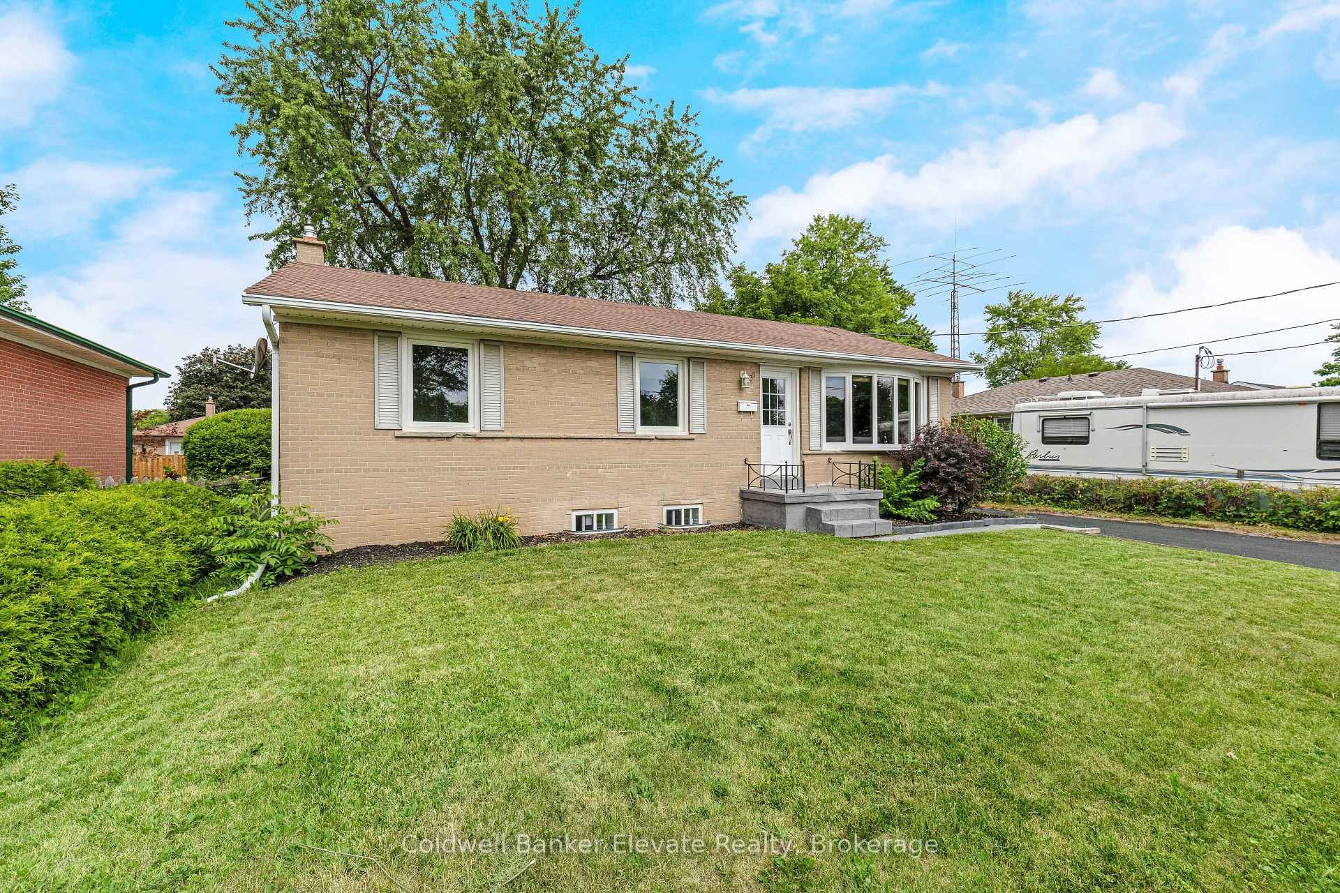 Photo 5 of 39 McGilvray Crescent, Halton Hills, Georgetown — HOMEH