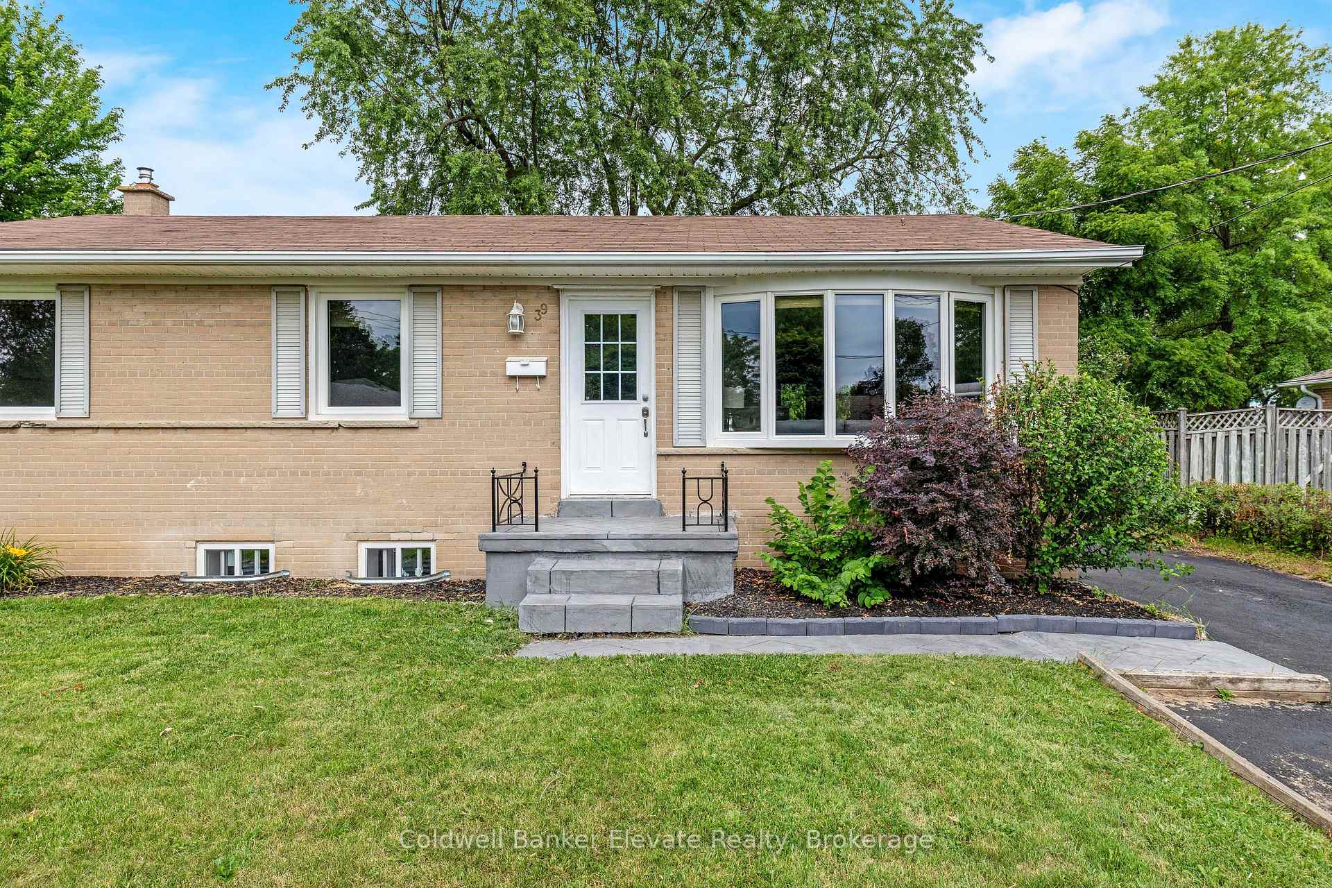 Photo 6 of 39 McGilvray Crescent, Halton Hills, Georgetown — HOMEH