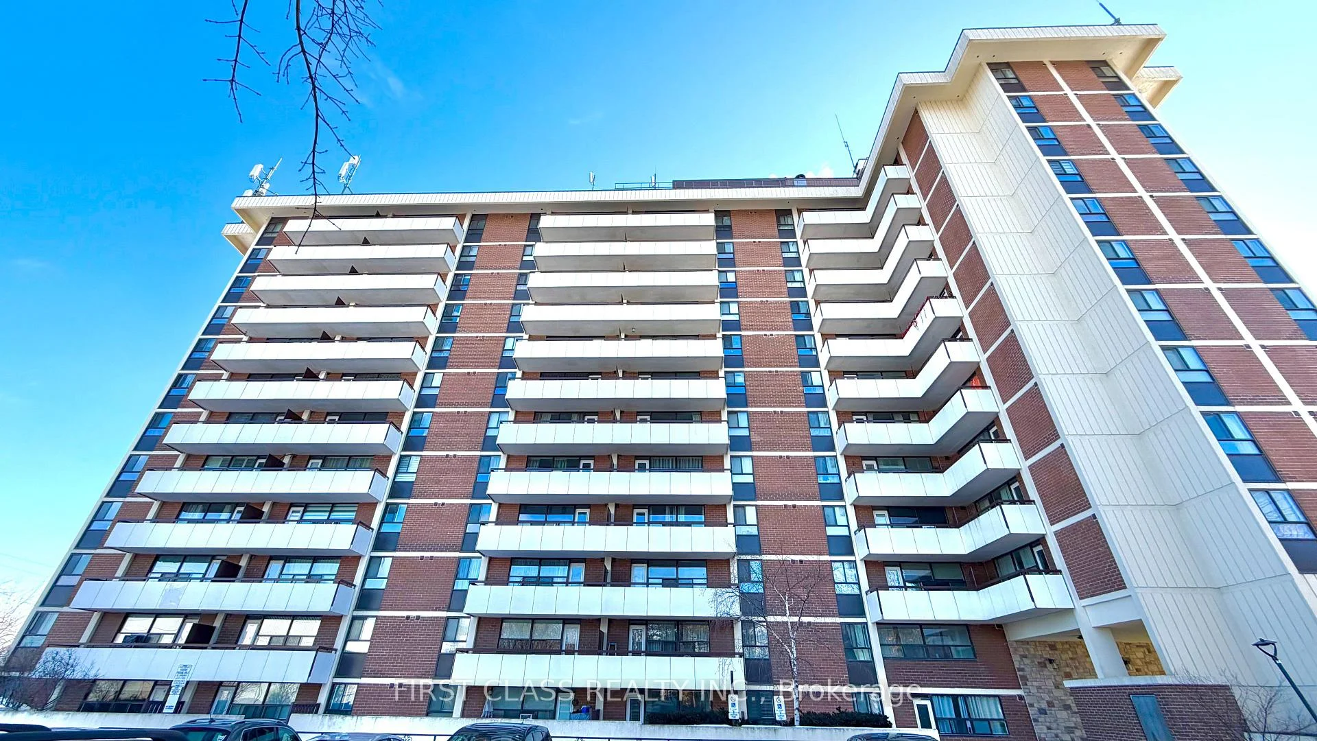 Front of Unit 1415, 541 Blackthorn Avenue