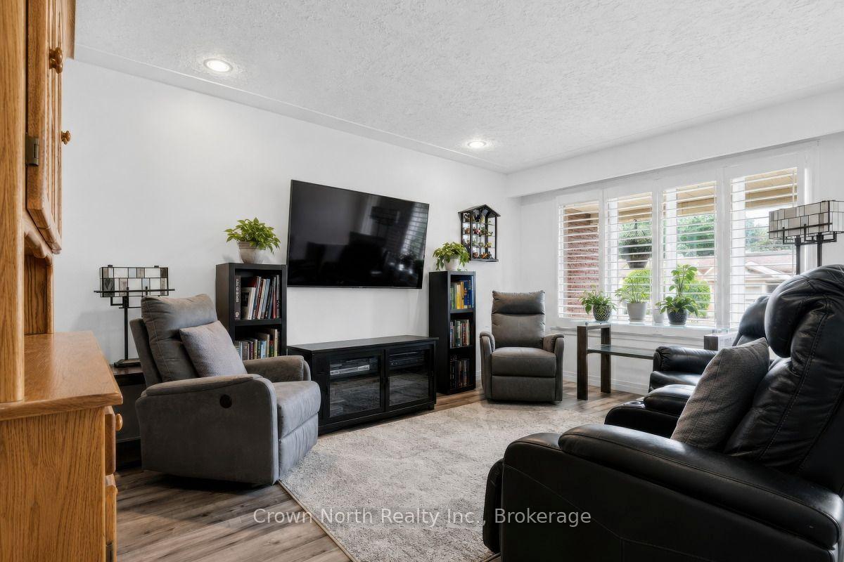 Photo 17 of 127 Carson Drive, Kitchener, Grand River North — HOMEH