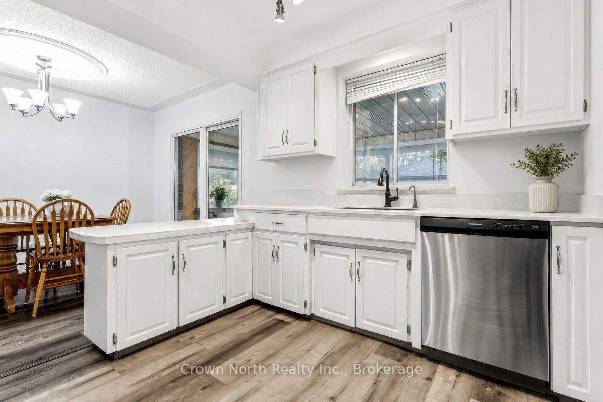 Photo 25 of 127 Carson Drive, Kitchener, Grand River North — HOMEH