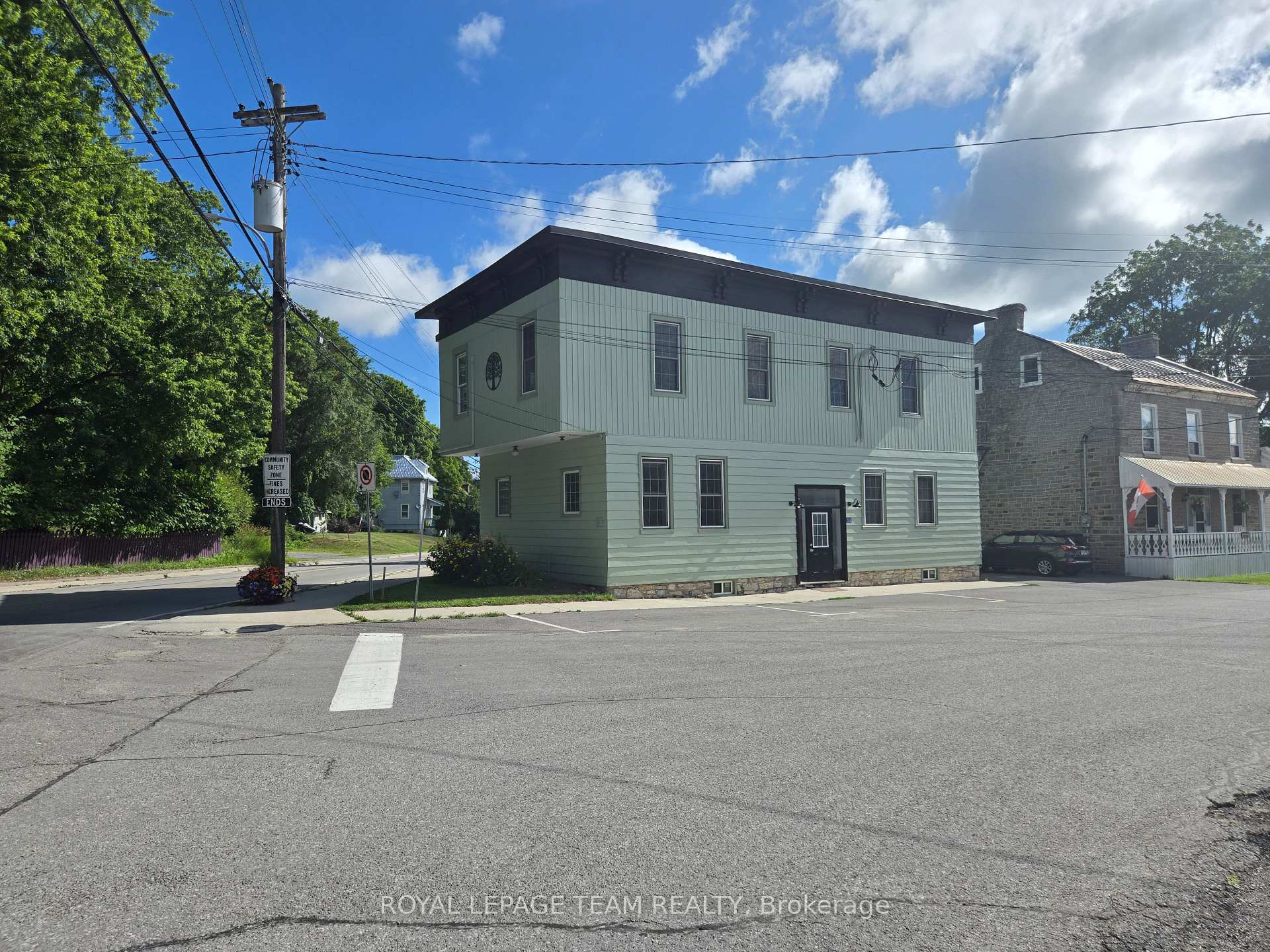 Photo of 106 Renfrew Street S