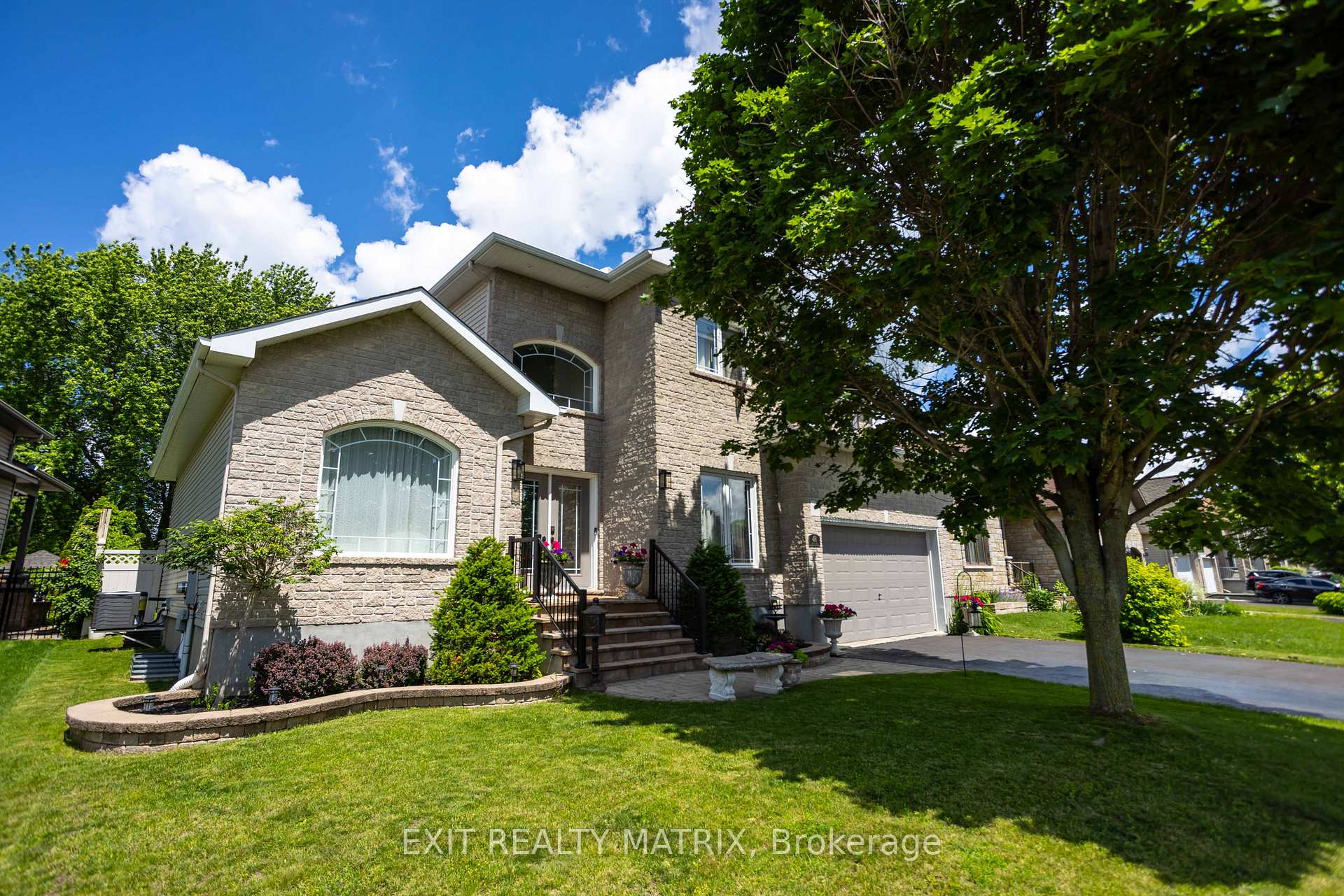 Photo 1 of 48 De La Rive Drive, Russell, Embrun — HOMEH