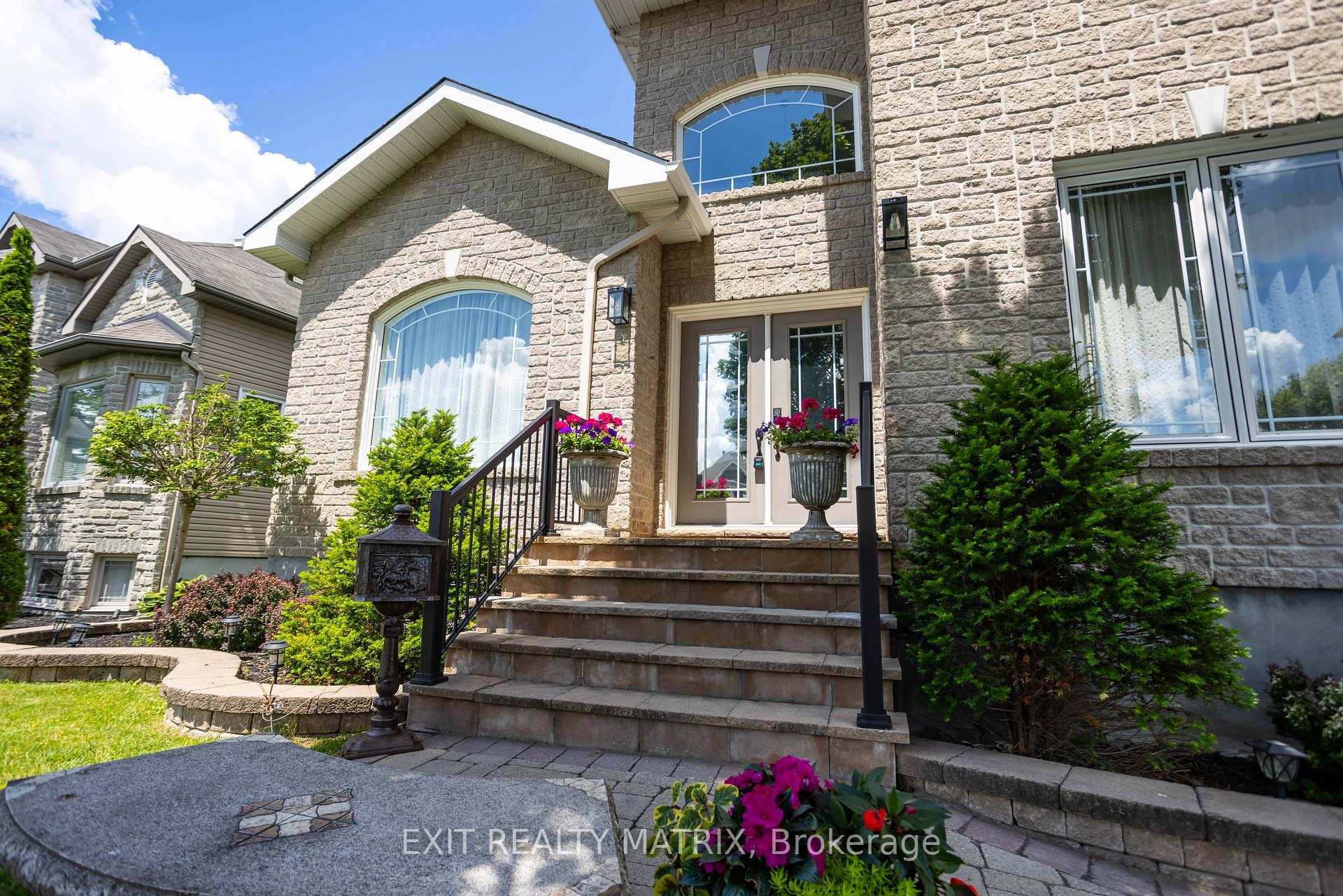Photo 3 of 48 De La Rive Drive, Russell, Embrun — HOMEH