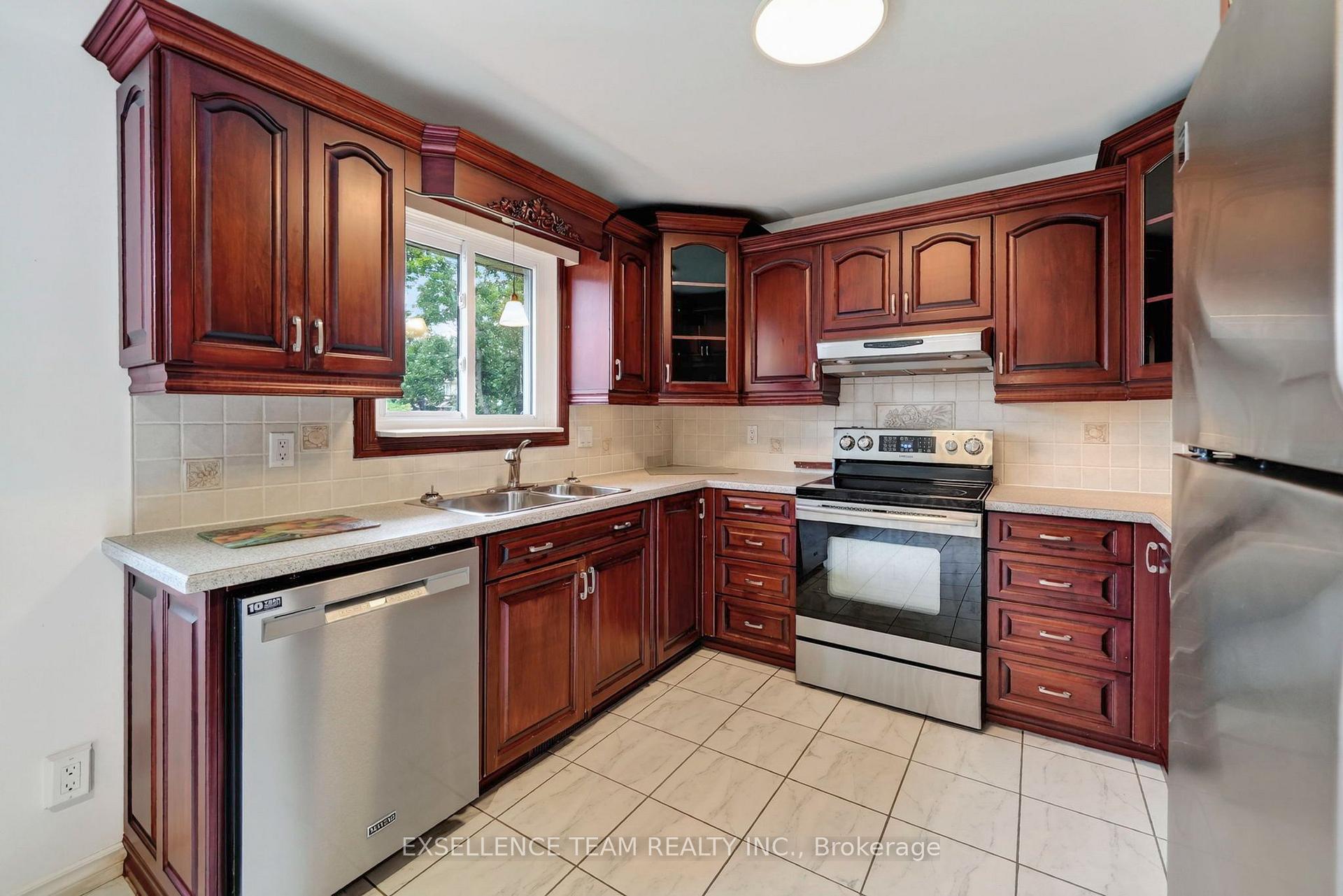 Photo 10 of 1518 Blakely Drive, Cornwall, Cornwall — HOMEH