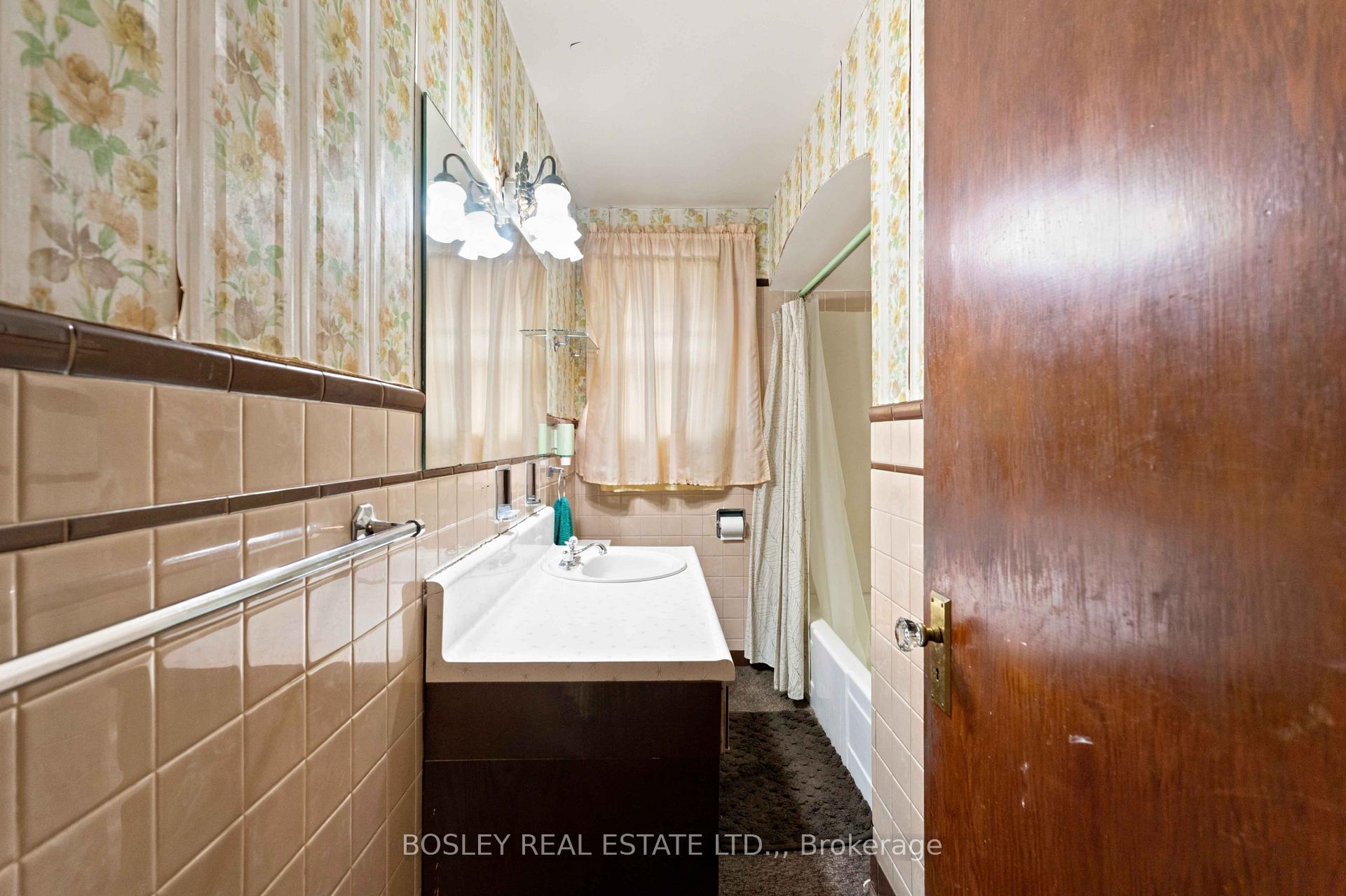 Photo 16 of 38 Spruce Street, St. Catharines, Downtown — HOMEH
