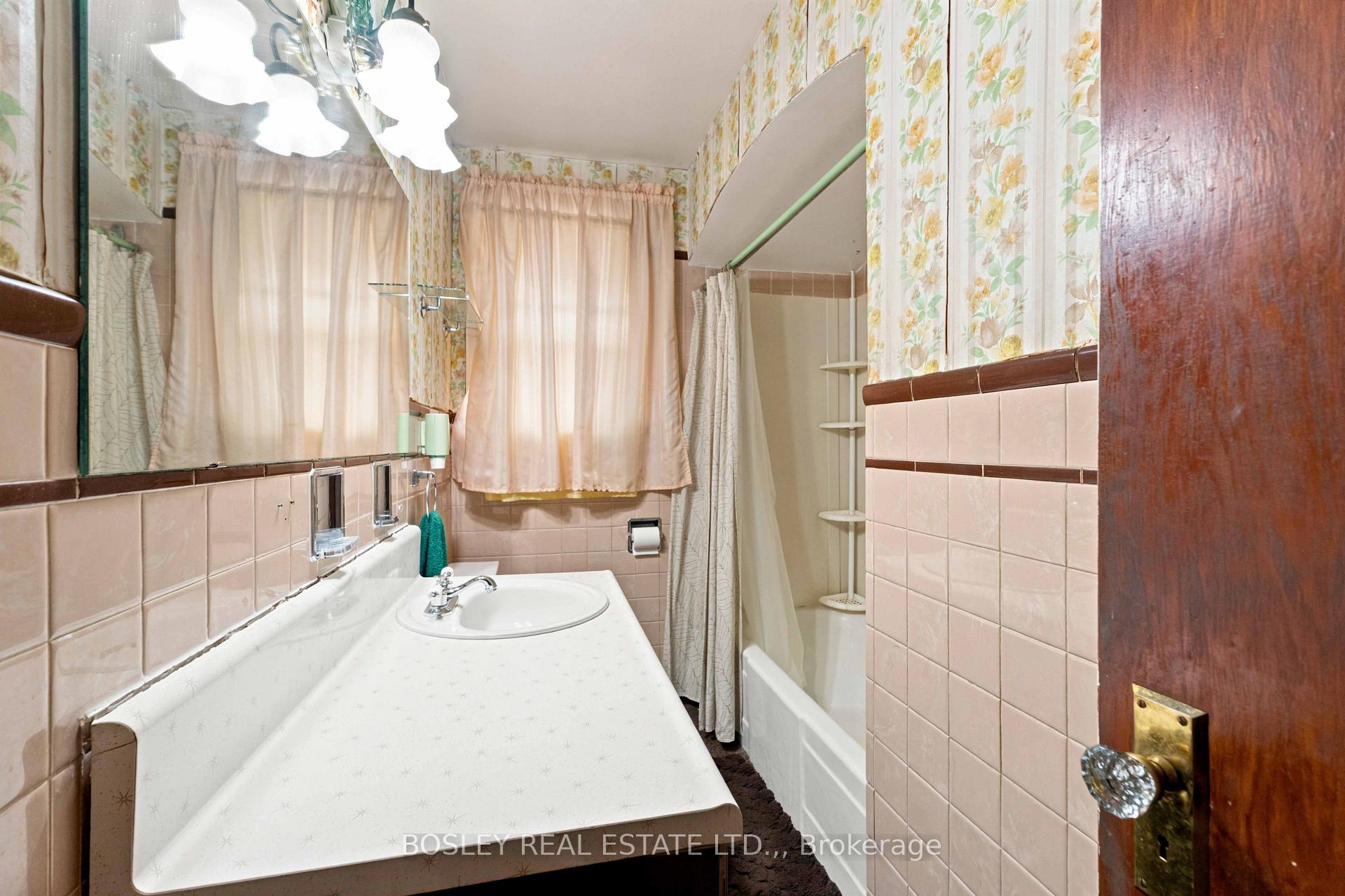 Photo 17 of 38 Spruce Street, St. Catharines, Downtown — HOMEH