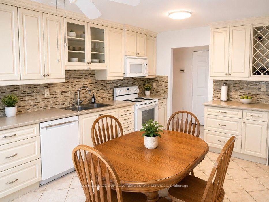 Photo 9 of 4 Sunhaven Court, Hamilton, Stoney Creek — HOMEH