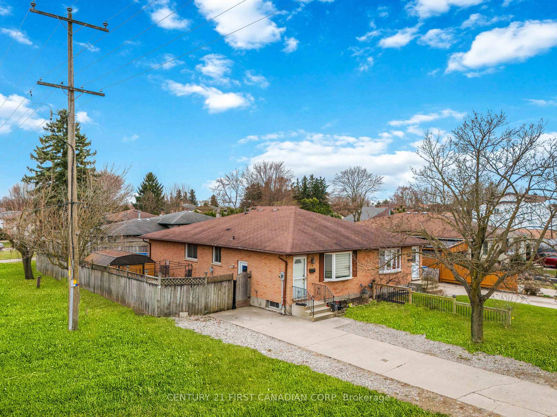 Photo 2 of 54 Brennan Drive N, Strathroy-Caradoc, NW — HOMEH