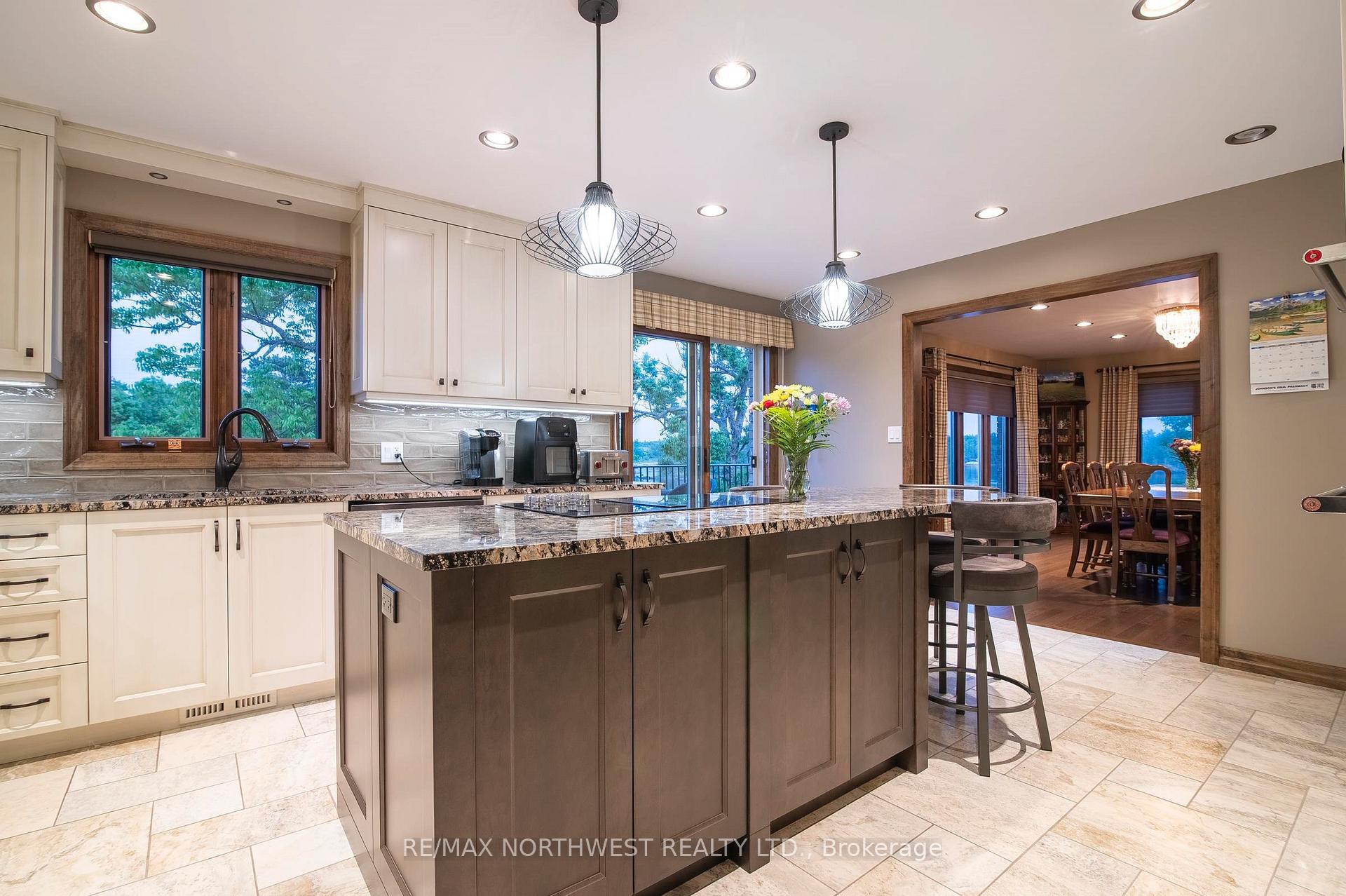 Photo 11 of 110 Lakeside Crescent, Kenora, Lakeside — HOMEH
