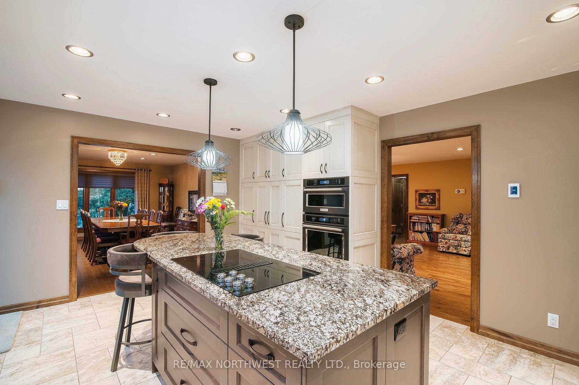 Photo 12 of 110 Lakeside Crescent, Kenora, Lakeside — HOMEH