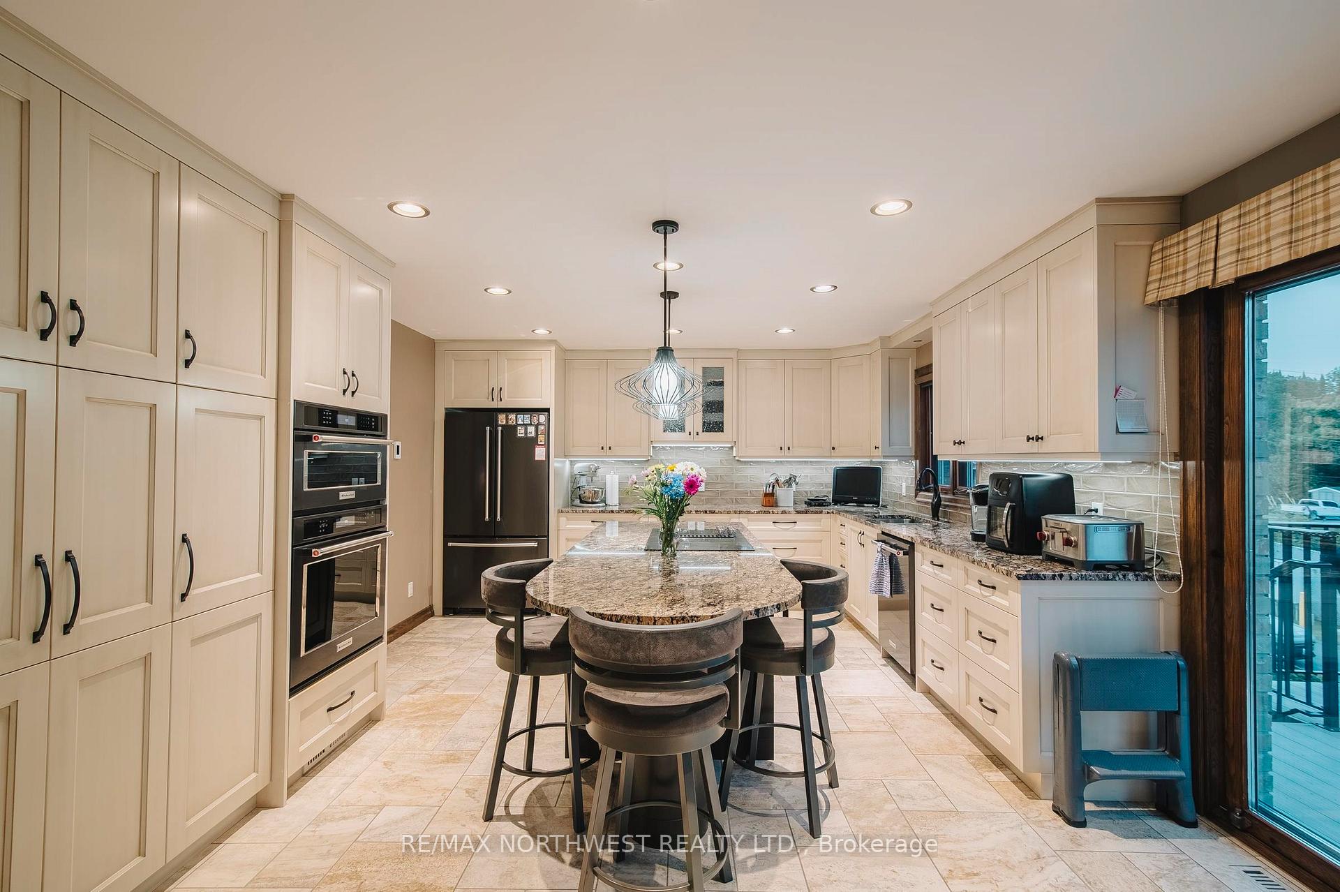 Photo 14 of 110 Lakeside Crescent, Kenora, Lakeside — HOMEH