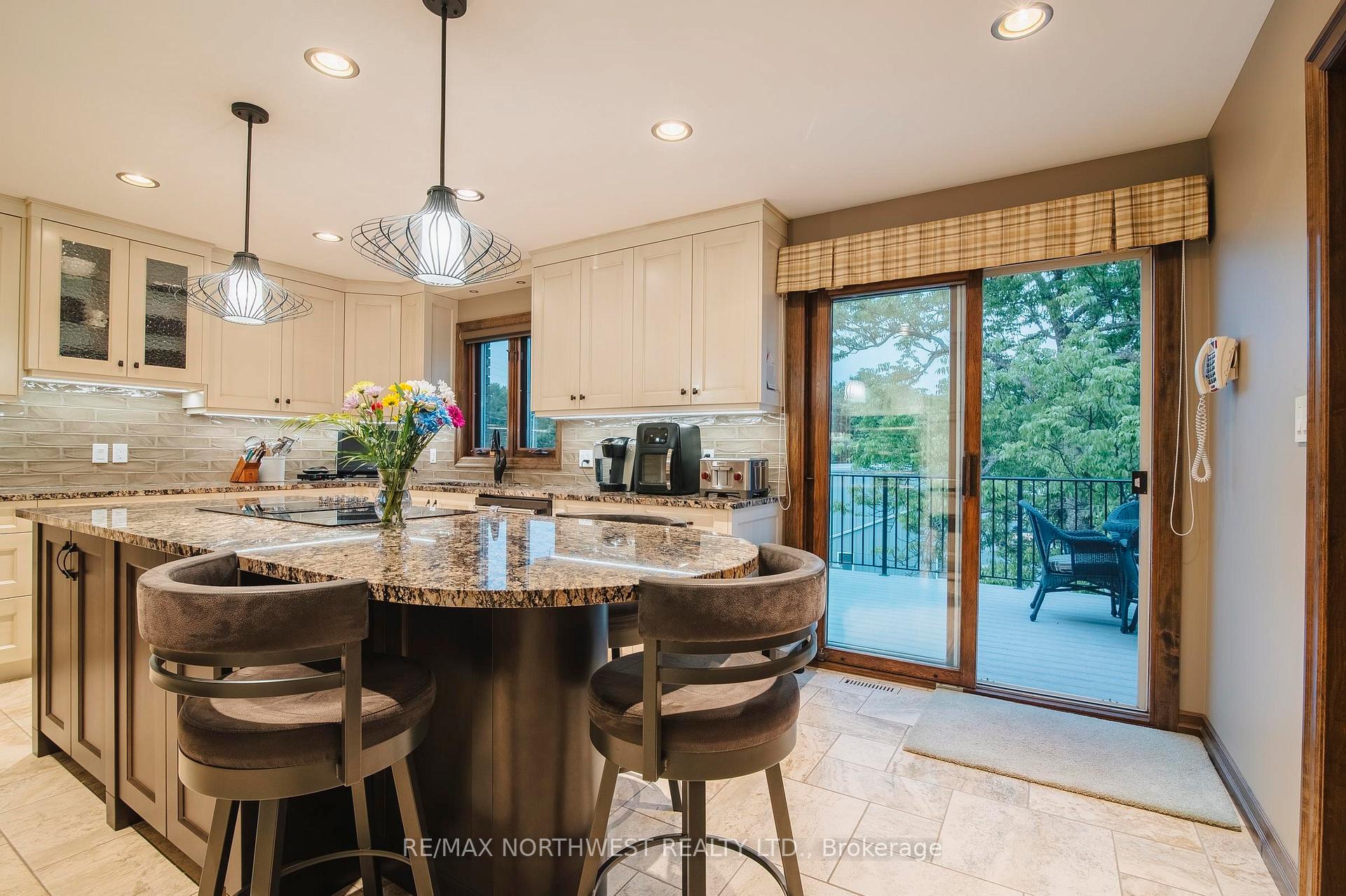 Photo 15 of 110 Lakeside Crescent, Kenora, Lakeside — HOMEH