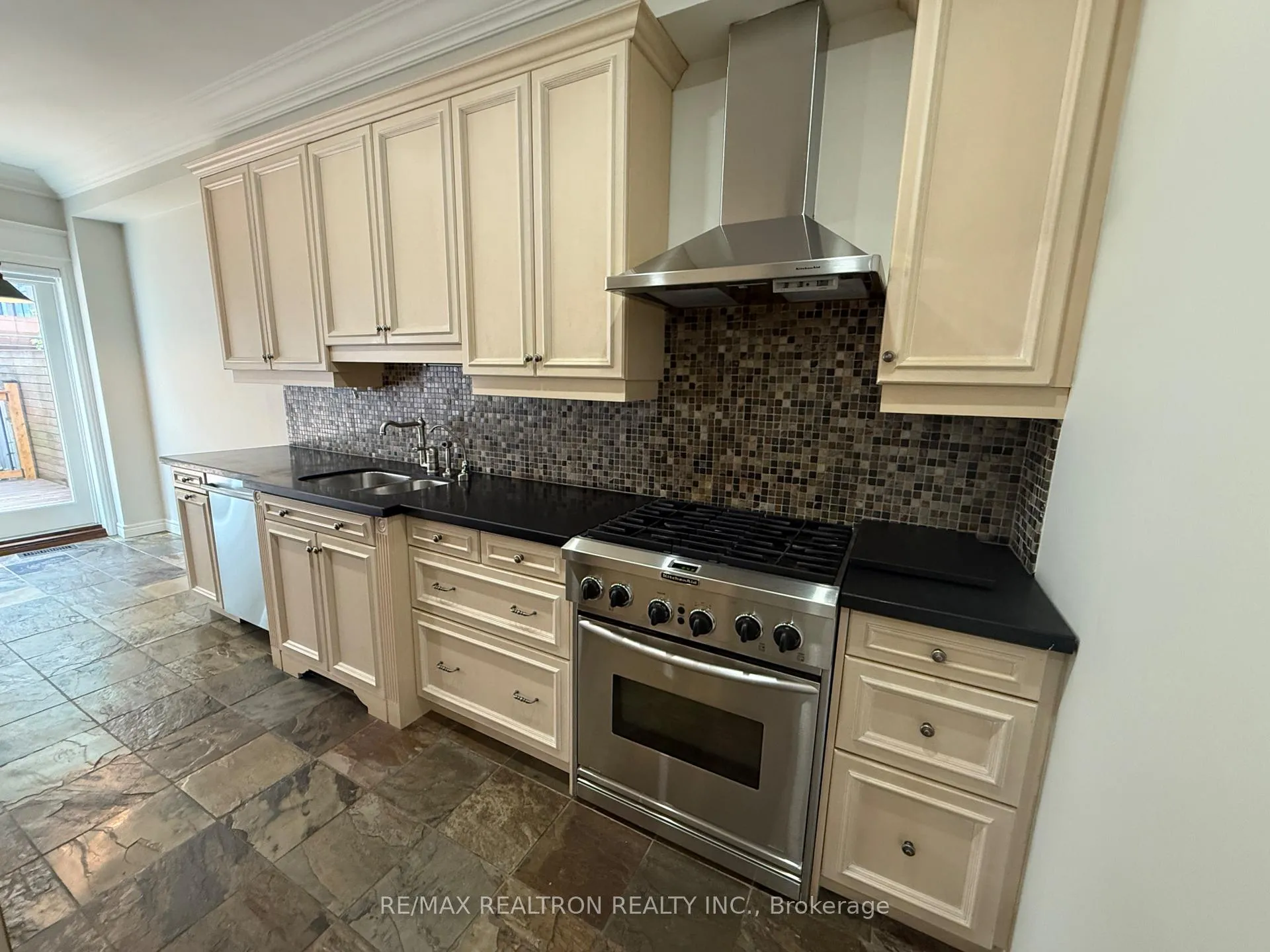 Photo 6 of 25 Kingsbridge Circle, Vaughan, Beverley Glen — HOMEH
