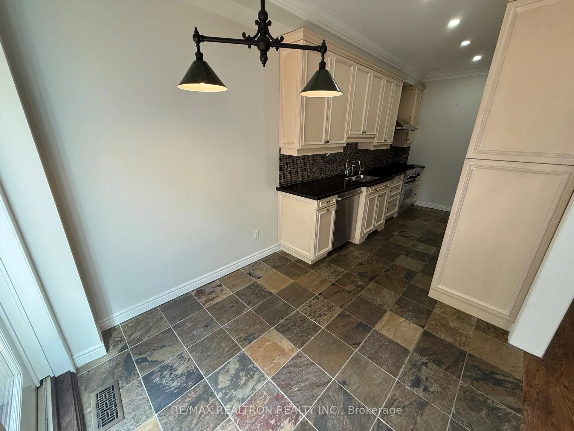 Photo 8 of 25 Kingsbridge Circle, Vaughan, Beverley Glen — HOMEH