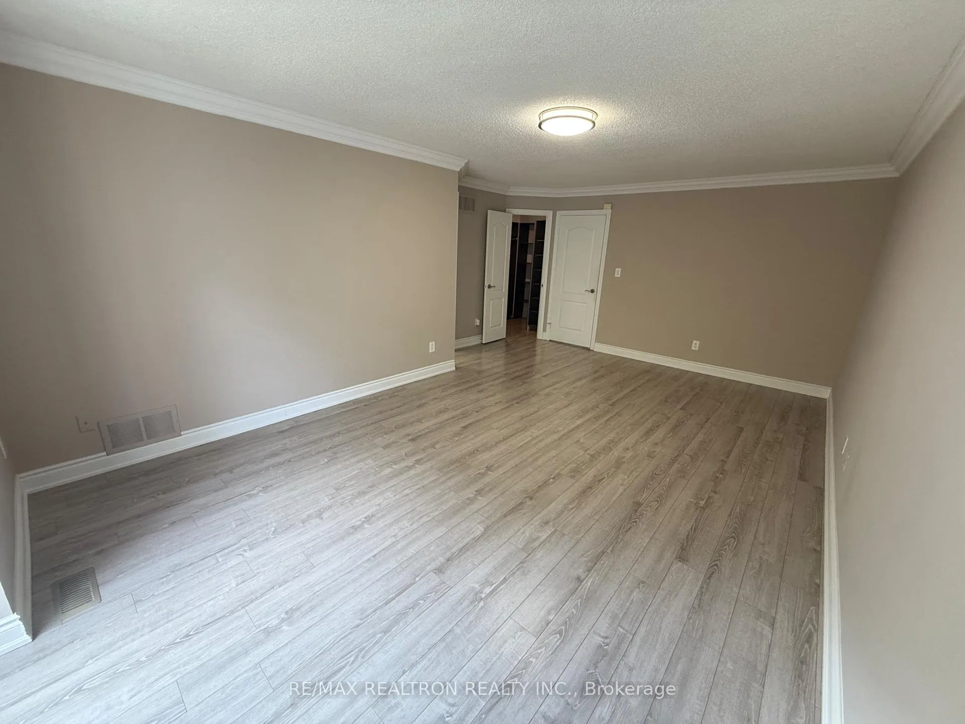 Photo 9 of 25 Kingsbridge Circle, Vaughan, Beverley Glen — HOMEH