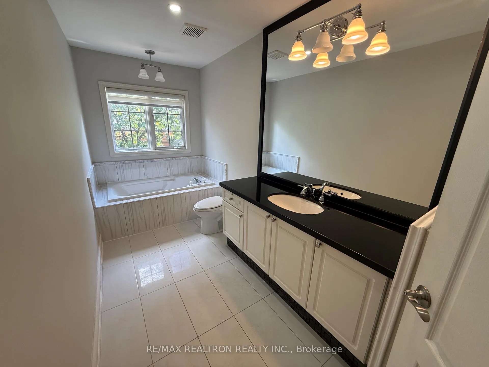 Photo 12 of 25 Kingsbridge Circle, Vaughan, Beverley Glen — HOMEH