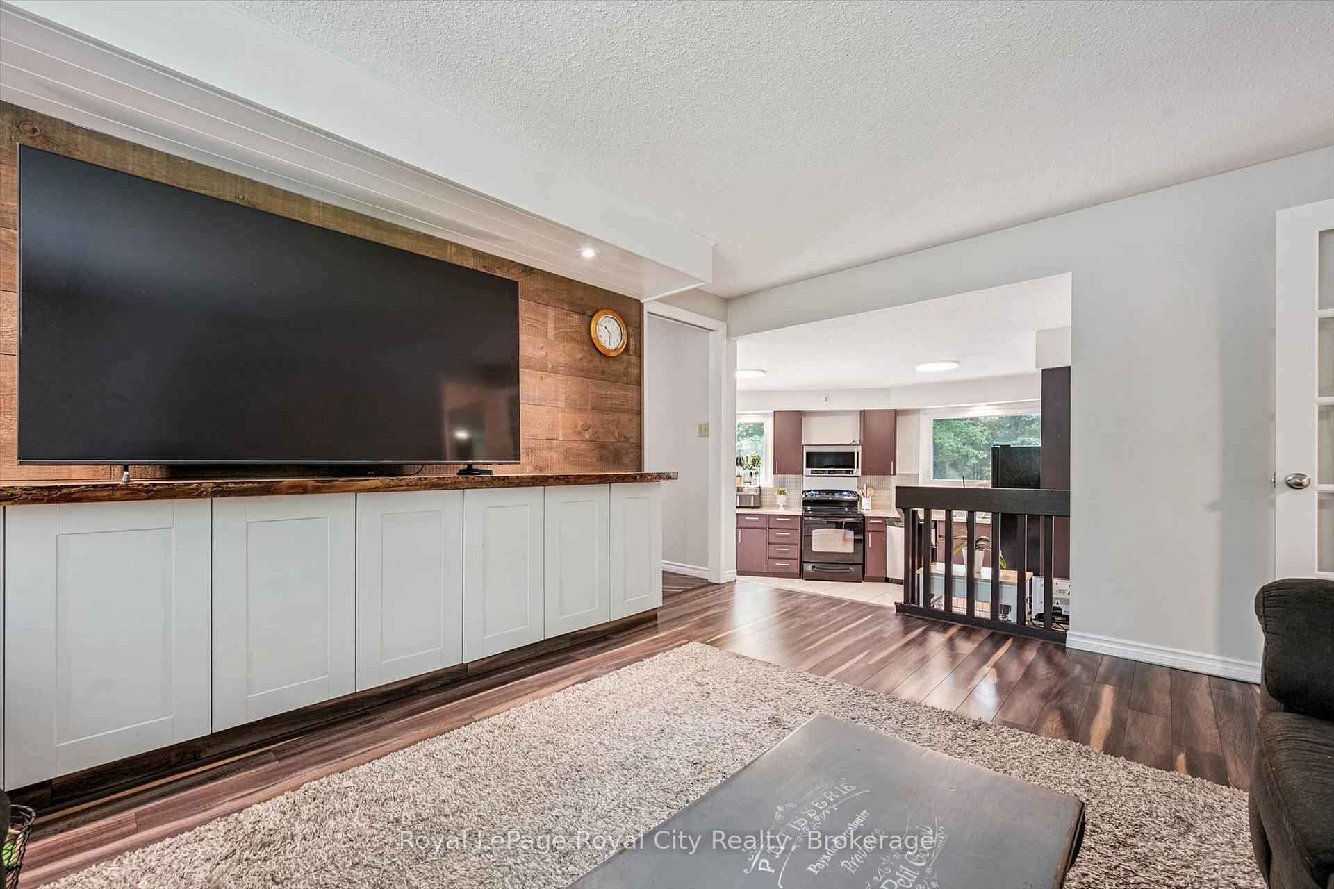 Photo 6 of 8 Berkley Place, Guelph, Riverside Park — HOMEH