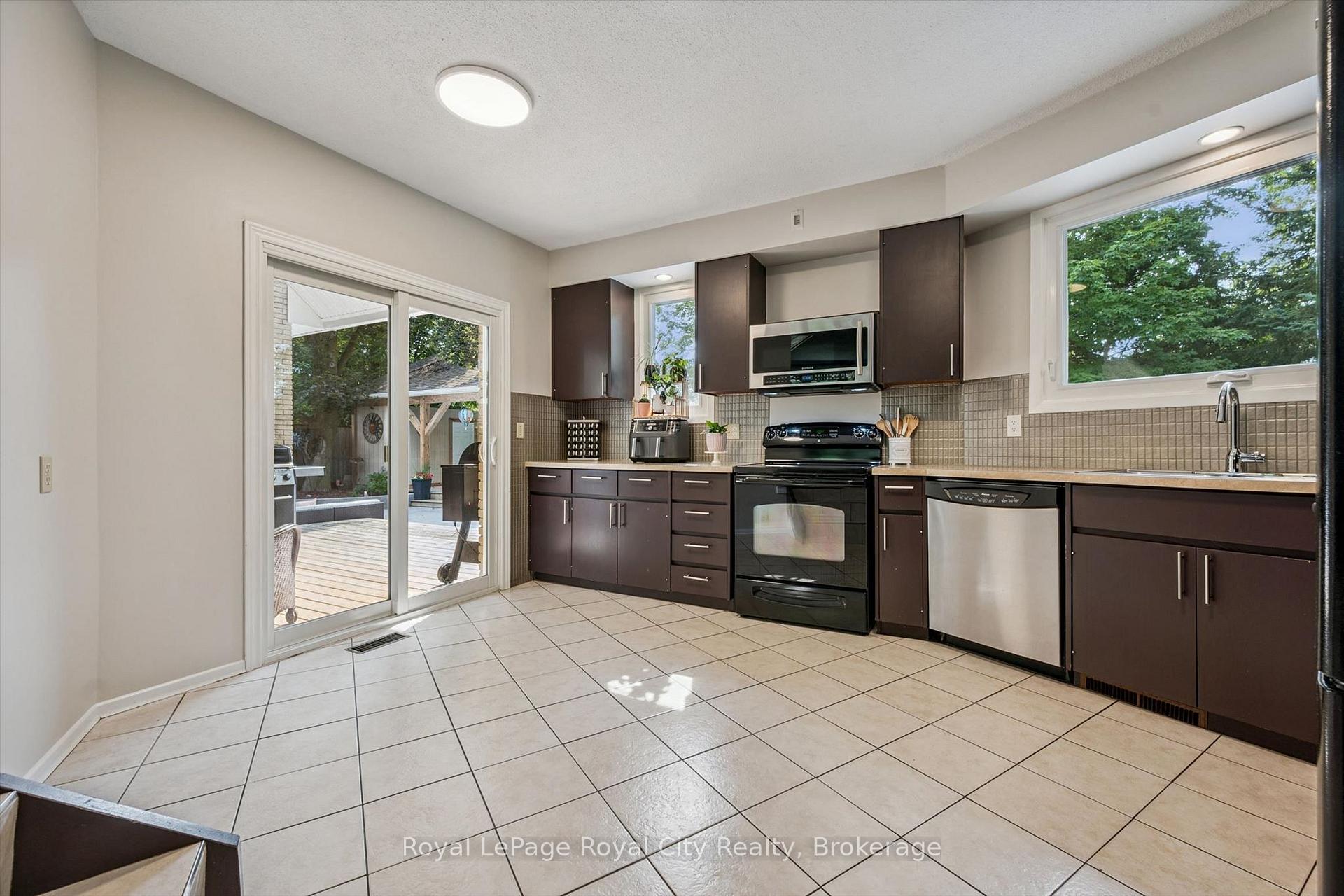 Photo 9 of 8 Berkley Place, Guelph, Riverside Park — HOMEH