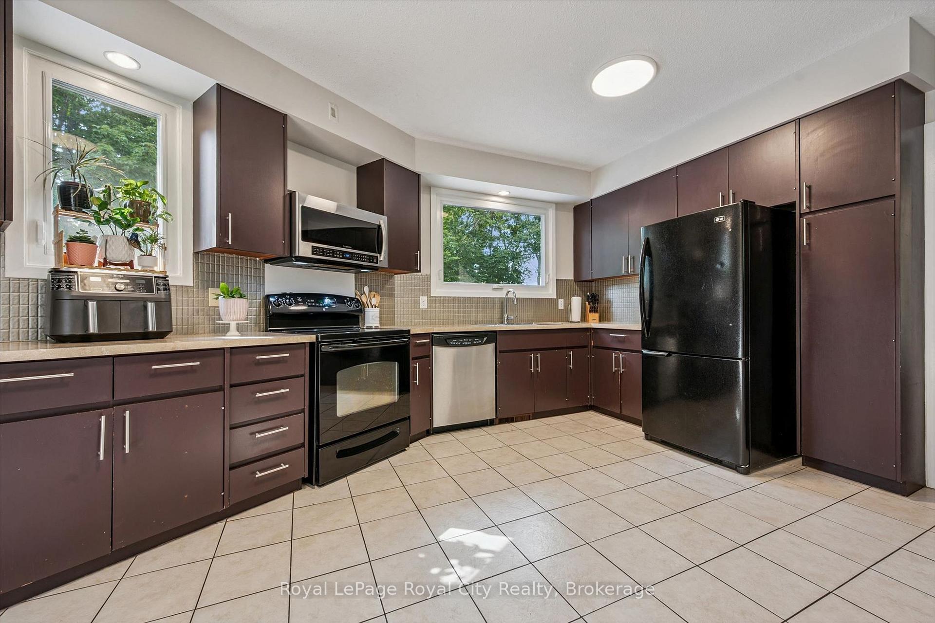 Photo 10 of 8 Berkley Place, Guelph, Riverside Park — HOMEH