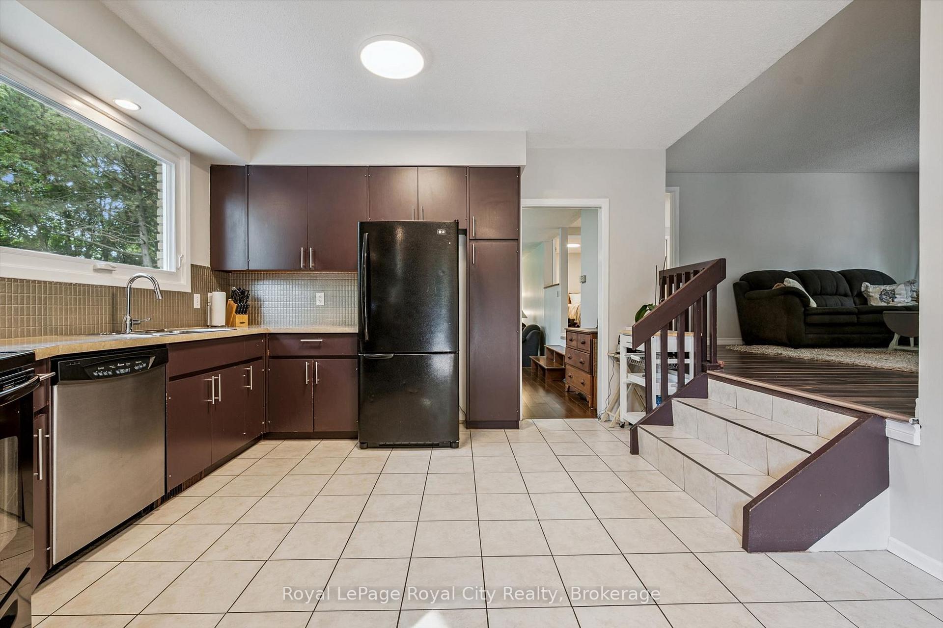 Photo 11 of 8 Berkley Place, Guelph, Riverside Park — HOMEH
