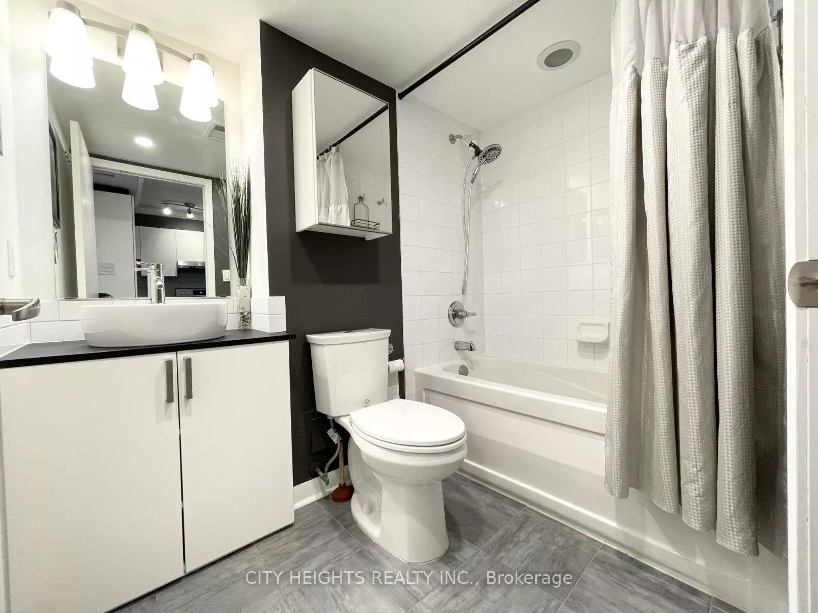 Photo 10 of Unit 811, 600 Fleet Street, Toronto, Niagara — HOMEH