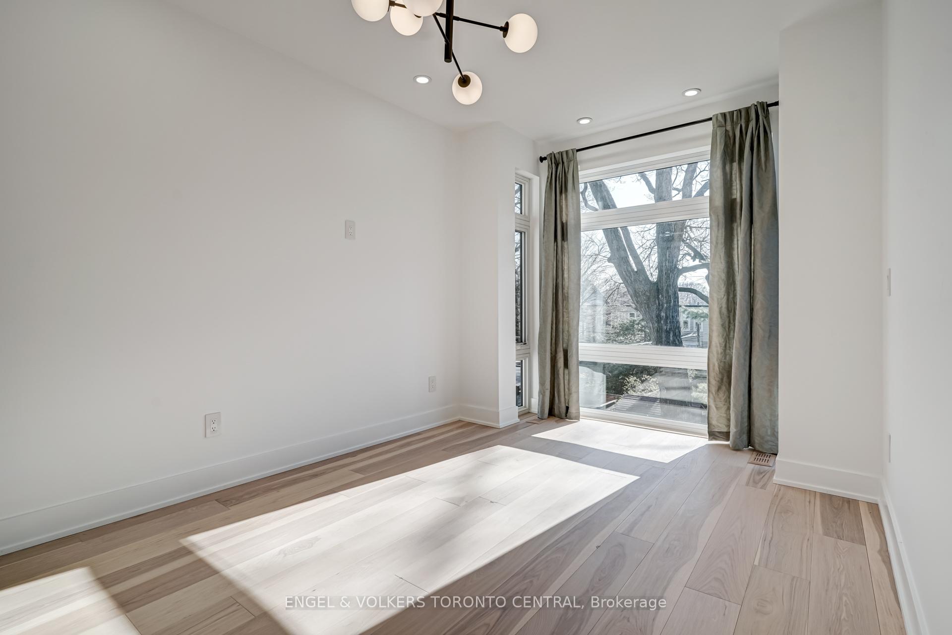 Photo 11 of 230 Willow Avenue, Toronto, The Beaches — HOMEH