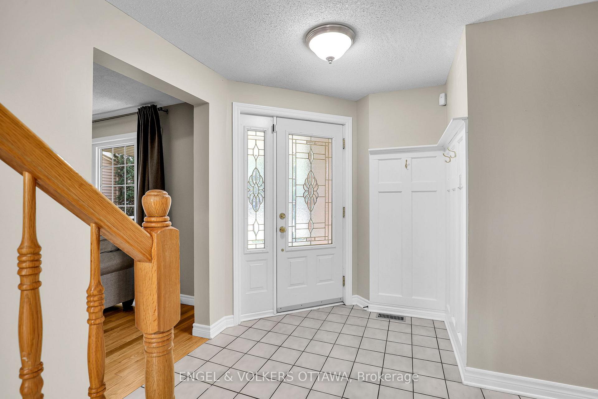 Photo 5 of 28 Weybridge Drive, Ottawa, Barrhaven - Cedargrove/Fraserdale — HOMEH