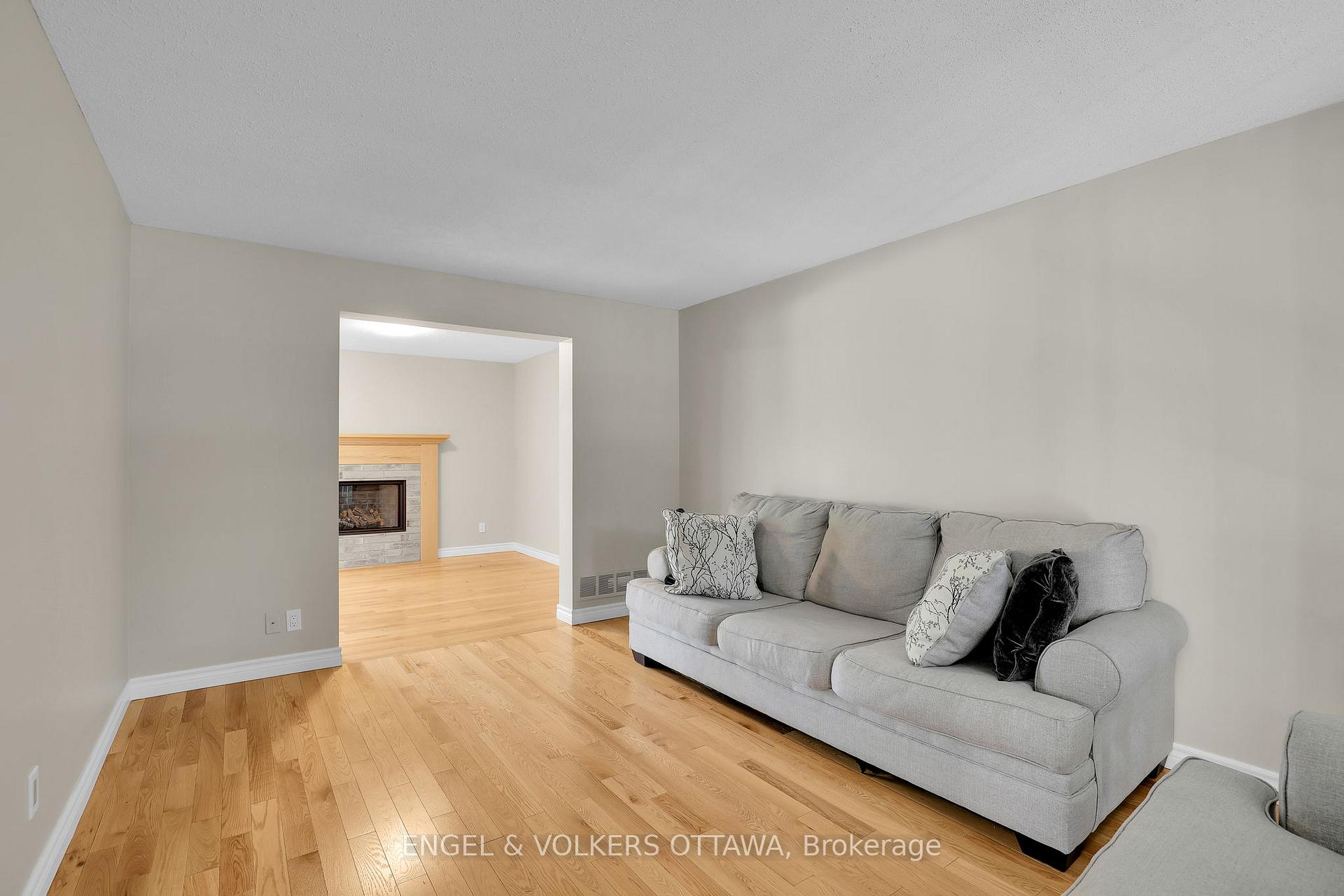 Photo 9 of 28 Weybridge Drive, Ottawa, Barrhaven - Cedargrove/Fraserdale — HOMEH